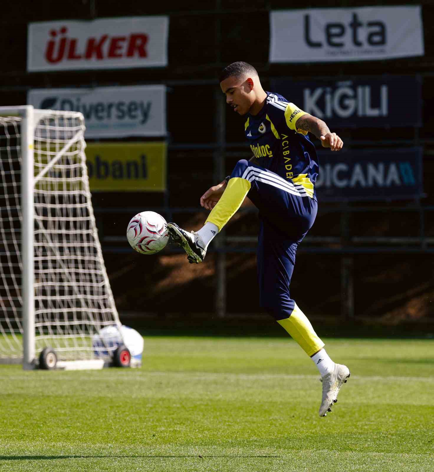 FENERBAHÇE, TRENDYOL SÜPER LİG’İN 7. HAFTASINDA DEPLASMANDA ÇAYKUR RİZESPOR İLE OYNAYACAĞI MAÇIN HAZIRLIKLARINI BUGÜN YAPTIĞI ANTRENMANLA SÜRDÜRDÜ.