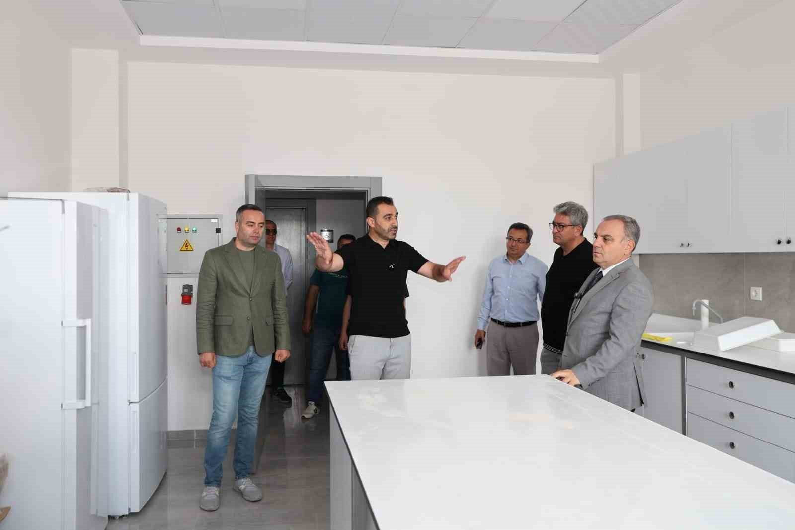 ERCİYES ÜNİVERSİTESİ ZİRAAT FAKÜLTESİNE KAZANDIRILAN VE TOPLAM 21 LABORATUVARDAN OLUŞAN MEHMET ÇIKRIKÇIOĞLU LABORATUVAR BİNASI AÇILIŞA HAZIRLANIYOR. YAKLAŞIK 65 MİLYON TL MALİYETLE HAYATA GEÇİRİLEN LABORATUVARIN, FAKÜLTENİN BİLİMSEL ARAŞTIRMA VE UYGULAMA ALTYAPISINA ÖNEMLİ KATKI SAĞLAMASI HEDEFLENİYOR.