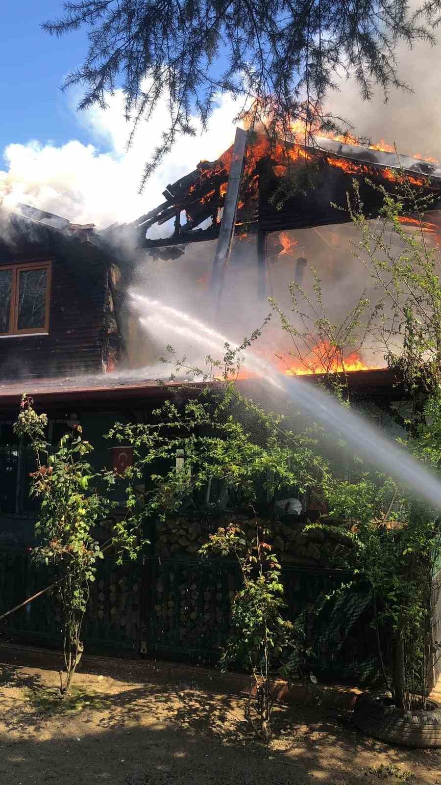 KARTEPE’DE EVİNDE ÇIKAN YANGINDA ANNESİ VE TEYZESİNİN İTFAİYE EKİPLERİ TARAFINDAN KURTARILDIĞI CANAN İŞERİ, YAŞADIĞI KORKU DOLU ANLARIN ARDINDAN KENDİSİNE YARDIM EDEN İTFAİYECİLERLE YENİDEN BULUŞTU. İŞERİ, YANGIN SIRASINDA EKİPLERİN HIZLI MÜDAHALESİNİN KENDİSİNİ RAHATLATTIĞINI BELİRTEREK, "İYİ Kİ VARLAR, VARLIĞINIZ DAİM OLSUN" DEDİ.