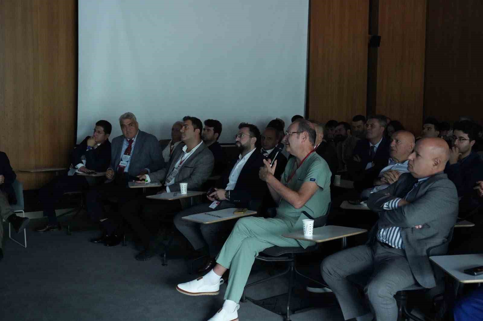 LİV HOSPİTAL VADİSTANBUL'DA, TÜRK ÜROLOJİ DERNEĞİ, TÜRK ÜROLOJİ AKADEMİSİ VE ENDOÜROLOJİ DERNEĞİ İLE BİRLİKTE GERÇEKLEŞTİRİLEN CANLI CERRAHİ ETKİNLİĞİNDE, İYİ HUYLU PROSTAT BÜYÜMESİNİN TEDAVİSİNDE KULLANILAN GÜNCEL CERRAHİ YÖNTEMLER VE İLERİ TEKNOLOJİLER UYGULAMALI OLARAK ELE ALINDI.