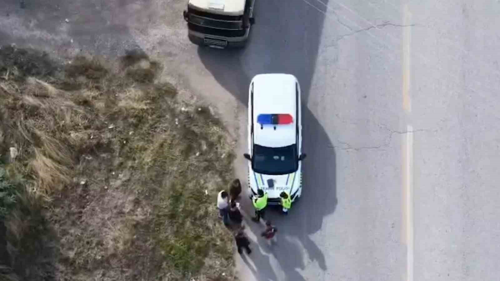 KIRIKKALE'DE KIRMIZI IŞIK İHLALİ YAPTIKTAN SONRA POLİS UYGULAMA NOKTASINDA YÖN DEĞİŞTİREN MİNİBÜS SÜRÜCÜSÜ, DRON İLE TAKİP EDİLEREK DURDURULDU. EHLİYET SINIFININ KULLANDIĞI ARACA UYGUN OLMADIĞI BELİRLENEN SÜRÜCÜYE 28 BİN LİRA PARA CEZASI UYGULANDI.
