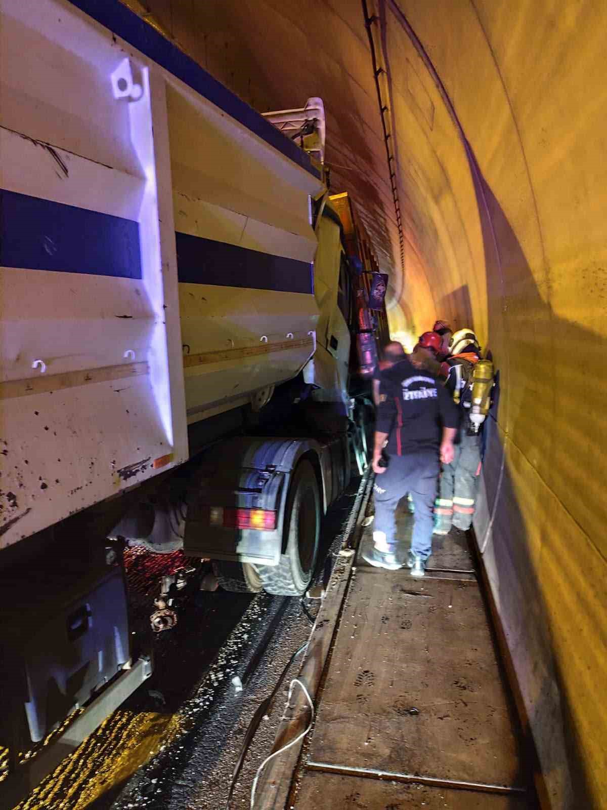 TÜNEL İÇİNDE ÇARPIŞTILAR: 1 YARALI
