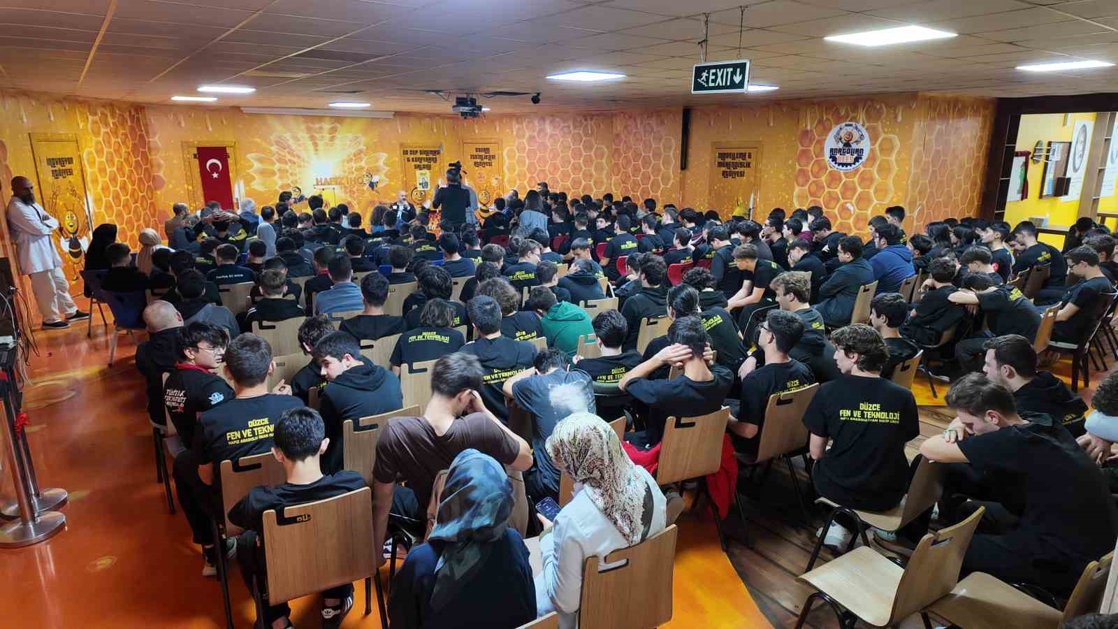 DÜZCE'DE FEN VE TEKNOLOJİLERİ HAFIZ ANADOLU LİSESİNDE MEDYA DEZENFORMASYONU VE GENÇLİK KONULU SÖYLEŞİ PROGRAMI DÜZENLENDİ.