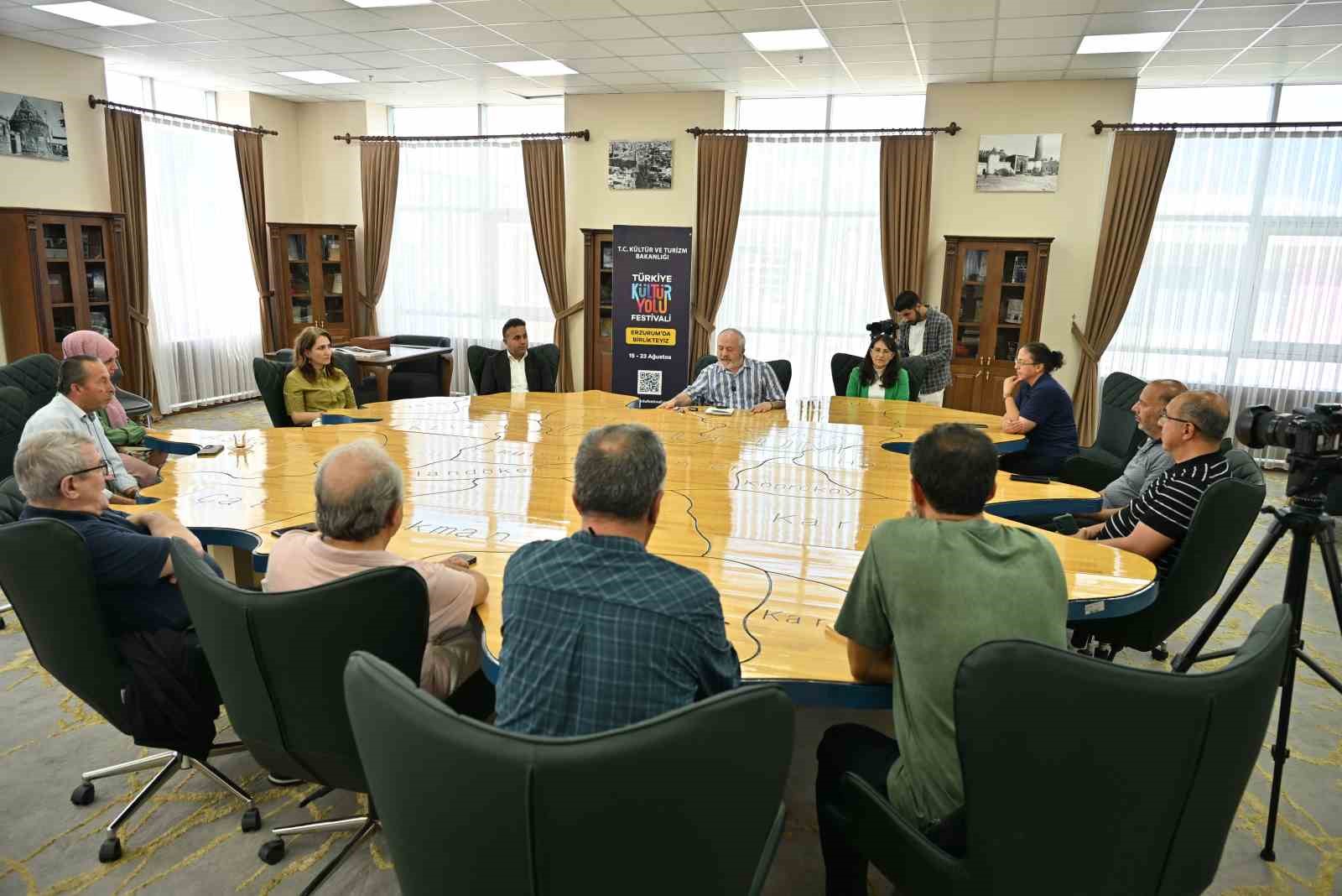 KÜLTÜR VE TURİZM BAKANLIĞI TARAFINDAN DÜZENLENEN ERZURUM KÜLTÜR YOLU FESTİVALİ, KENTİN KÜLTÜREL MİRASINI FARKLI SANAT DİSİPLİNLERİYLE BULUŞTURAN ETKİNLİKLERLE DEVAM ETTİ.