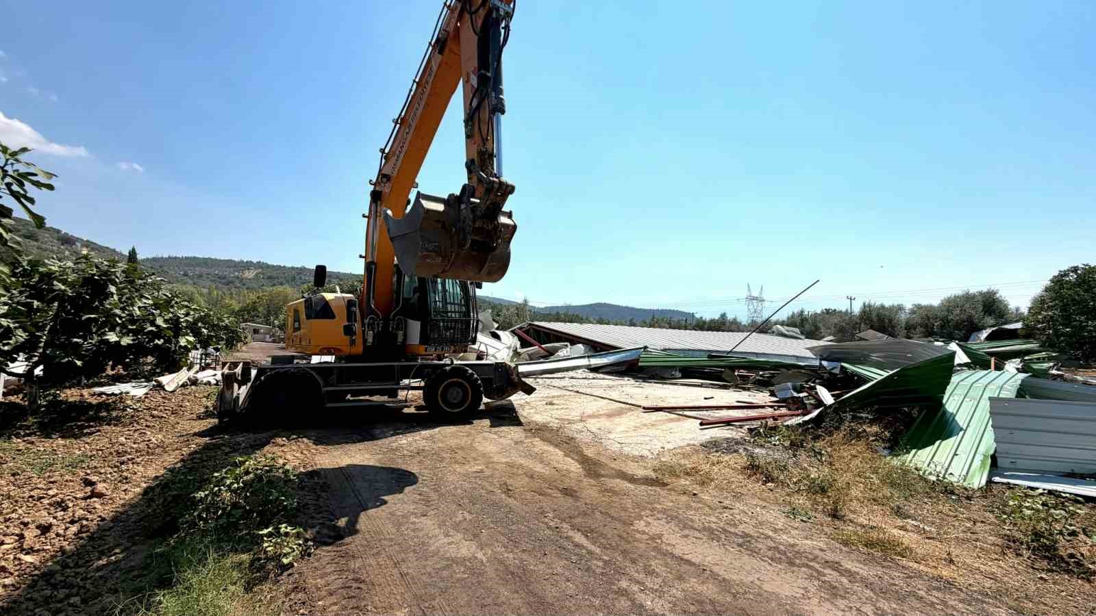 KAÇAK YAPILAŞMAYA KARŞI MÜCADELESİNİ ÖZVERİYLE SÜRDÜREN OSMANGAZİ BELEDİYESİ, VATANDAŞLARDAN GELEN İHBARLAR VE SAHA DENETİMLERİYLE TESPİT ETTİĞİ RUHSATSIZ YAPILARA YÖNELİK YIKIM İŞLEMLERİNİ KARARLILIKLA UYGULUYOR.