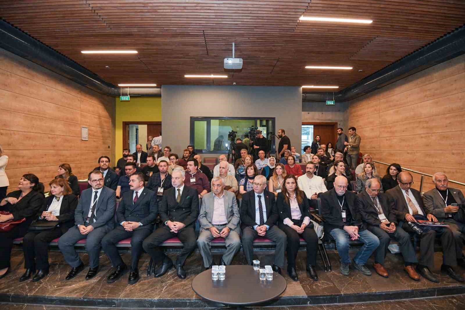 OSMANGAZİ BELEDİYESİ, BURSA’NIN FETHİNİN 700. YILI ETKİNLİKLERİ KAPSAMINDA DÜZENLEDİĞİ "GEÇMİŞ VE GELECEK BAĞLAMINDA BURSA’DA DEPREM" PANELİYLE KENTİN DEPREM GEÇMİŞİNİ, JEOLOJİK MİRASINI VE GELECEĞE YÖNELİK DEPREM RİSKLERİNİ GÜNDEME TAŞIDI. ALANINDA UZMAN AKADEMİSYENLERİN KATILIMIYLA GERÇEKLEŞTİRİLEN PANELDE, BURSA’NIN DEPREM TEHLİKESİNE KARŞI HAZIRLIKLI OLMASININ VE TOPLUMSAL FARKINDALIĞIN ARTIRILMASININ ÖNEMİNE DİKKAT ÇEKİLDİ.