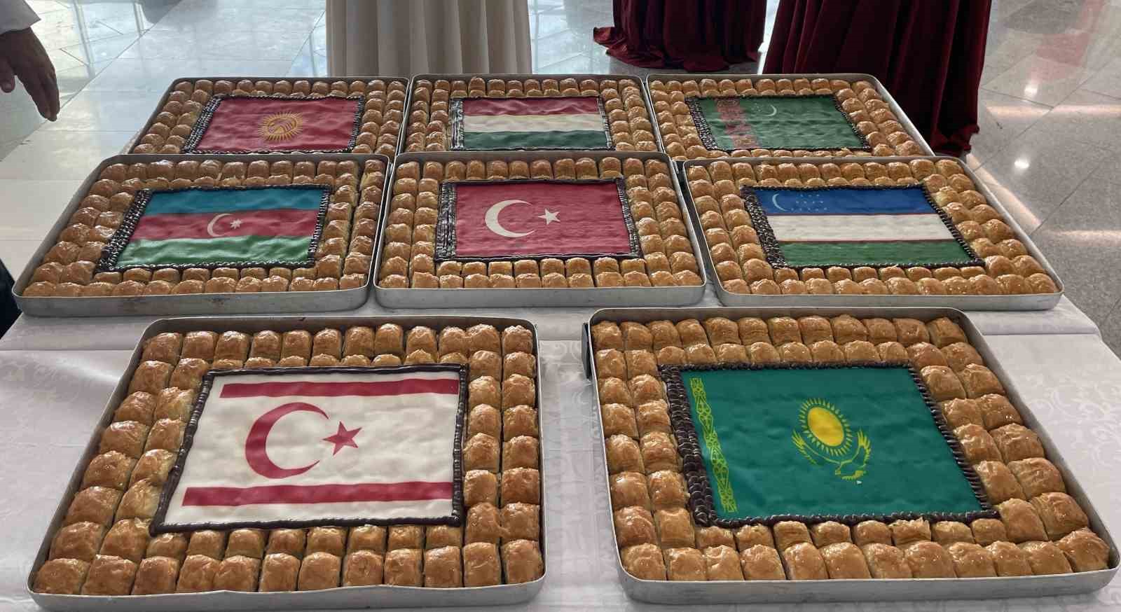 GAZİANTEPLİ BAKLAVA USTASI MAHMUT DOLMACI, TÜRK BAKLAVASINI ‘BAKLAVAKİ’ İSMİNDEN KURTARMAK İÇİN ÖNCE PATENT ALDI SONRA DÜNYANIN EN BÜYÜK BAKLAVASINI YAPARAK GUİNNESS DÜNYA REKORLARI’NA ADINI YAZDIRDI.