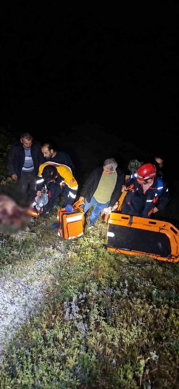 ARTVİN’İN YUSUFELİ İLÇESİNDE CEVİZLİ KÖYÜ MEZRASINA GİDERKEN YAKLAŞIK 300 METRELİK UÇURUMA YUVARLANAN ARAÇTAKİ BABA HAYATINI KAYBETTİ, İKİ ÇOCUĞU YARALANDI.