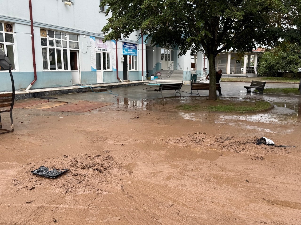SAKARYA'NIN KARASU İLÇESİNDE KUVVETLİ SAĞANAK YAĞIŞ SONRASI BARAJ SULARININ TAŞMASIYLA SULAR ALTINDA KALAN DARIÇAYIRI MAHALLESİ'NDE EKİPLERİN ÇALIŞMALARI SÜRÜYOR