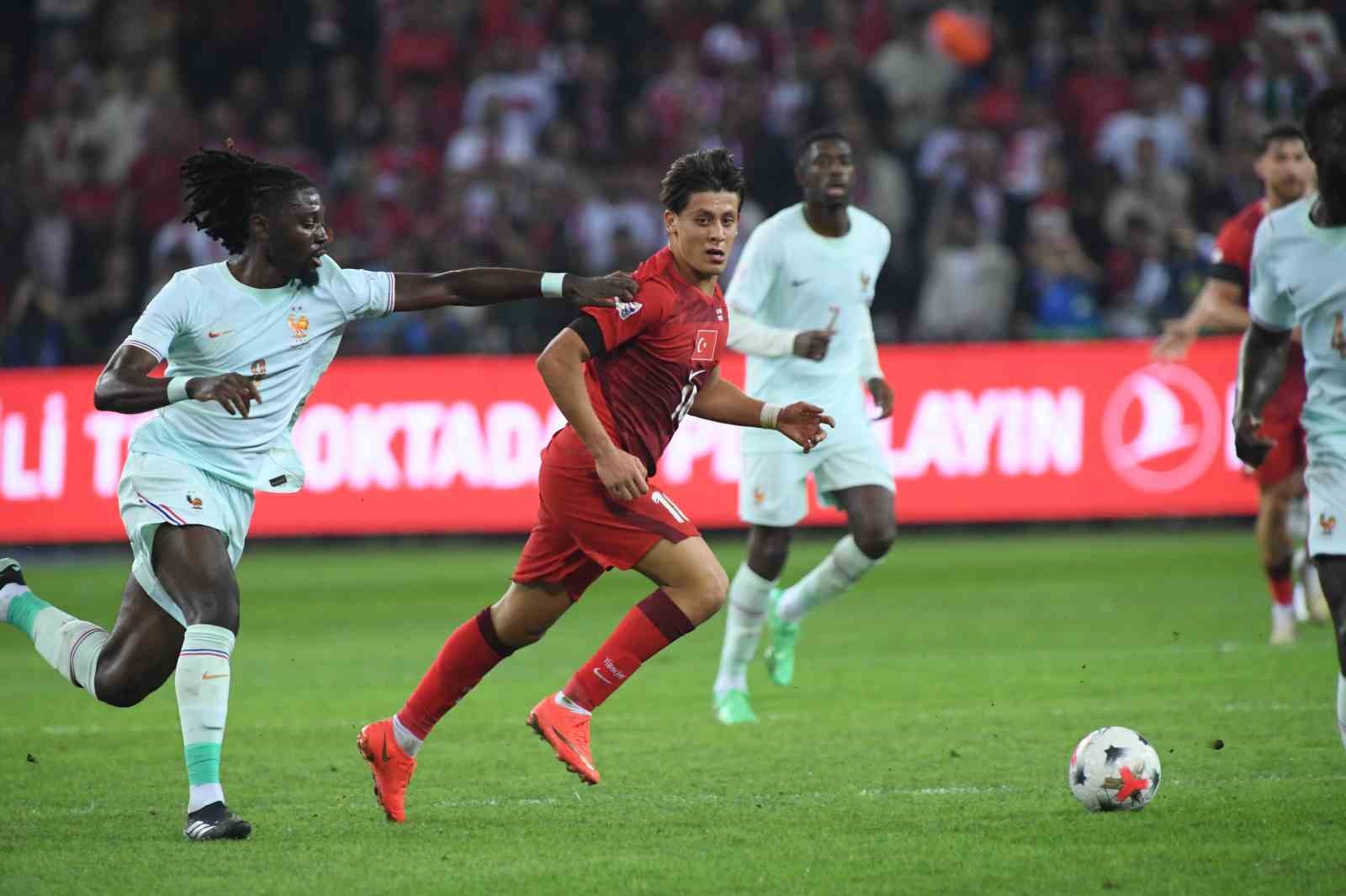 A MİLLİ FUTBOL TAKIMI, UEFA ULUSLAR A LİGİ 1. GRUP İLK MAÇINDA FRANSA İLE KOCAELİ'DE KARŞILAŞIYOR. MÜCADELENİN İLK YARISI GOLSÜZ EŞİTLİKLE TAMAMLANDI.
