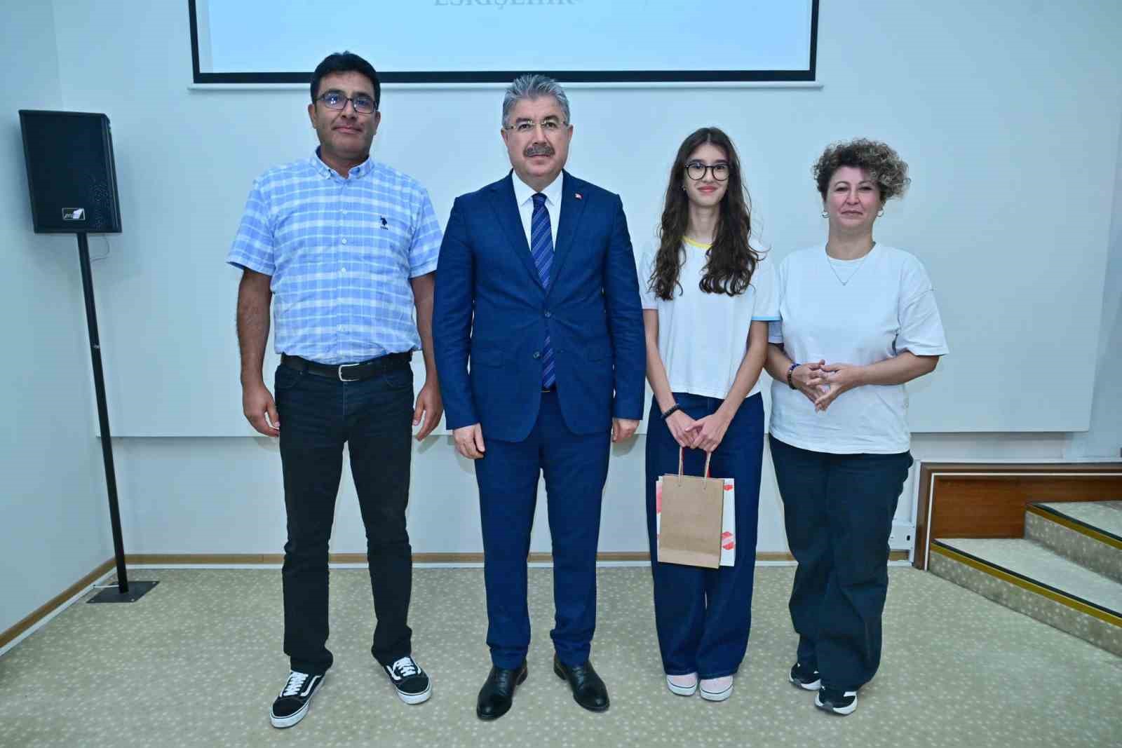 ESKİŞEHİR VALİSİ DR. ERDİNÇ YILMAZ, YÜKSEKÖĞRETİM KURUMLARI SINAVI'NDA (YKS) DERECEYE GİREN VE LİSELERE GEÇİŞ SİSTEMİ (LGS) SINAVINDA TAM PUAN ALAN ÖĞRENCİLER İLE AİLELERİNİ YUNUS EMRE TOPLANTI SALONU’NDA KABUL ETTİ.