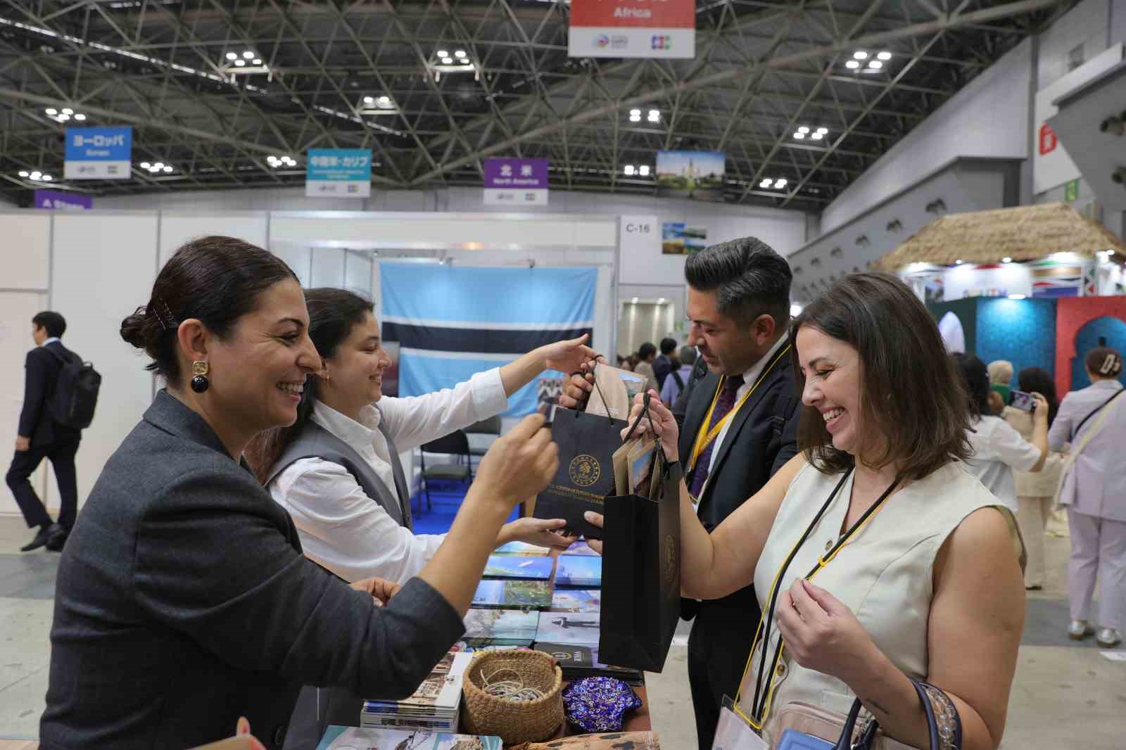 JAPONYA'DA DÜZENLENEN TURİZM EXPO 2026 FUARI'NDA KAPADOKYA'NIN TANITILDIĞI STANT KATILIMCILARDAN YOĞUN İLGİ GÖRDÜ.