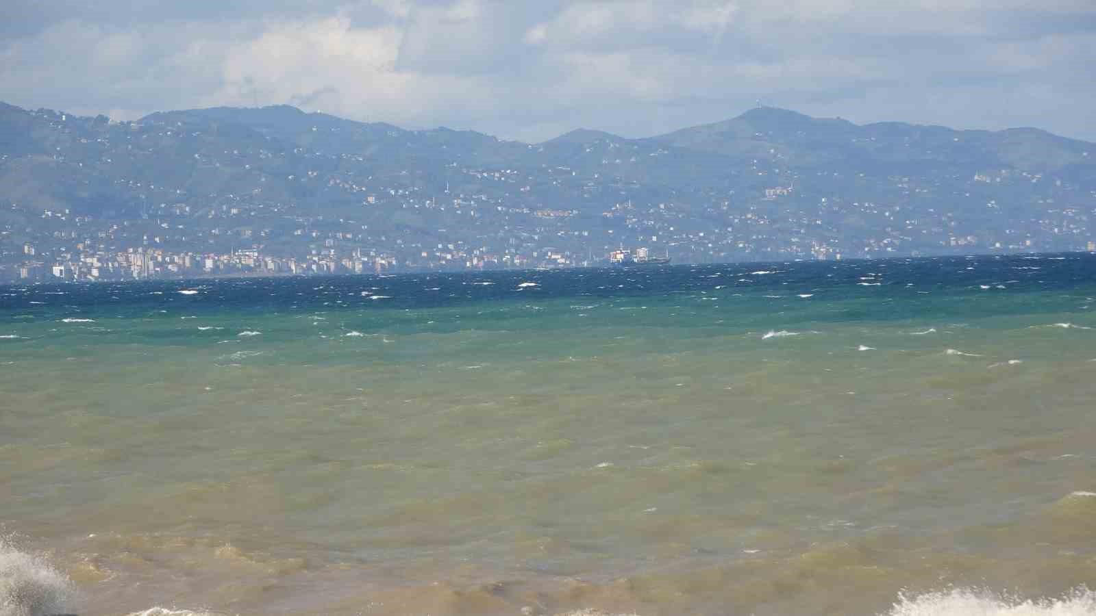 GİRESUN-ARTVİN ARASINDAKİ KIYI ŞERİDİNDE GÜNÜN İLK SAATLERDEN İTİBAREN BATI VE GÜNEYBATIDAN, ZAMANLA KUZEYBATIDAN 6 İLA 8 KUVVETİNDE (50-75 KM/SAAT) FIRTINA ŞEKLİNDE ESEN RÜZGAR HAYATI OLUMSUZ YÖNDE ETKİLİYOR.