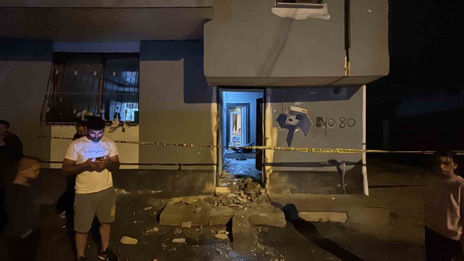 ADANA'DA BİR EVE, MOTOSİKLETLE GELEN KİMLİĞİ BELİRSİZ 2 KİŞİ TARAFINDAN EL YAPIMI PATLAYICI ATILDI. PATLAMADA YARALANAN OLMAZKEN EVDE GENİŞ ÇAPLI HASAR MEYDANA GELDİ. POLİS, SALDIRGANLARI YAKALAMAK İÇİN ÇALIŞMA BAŞLATTI.