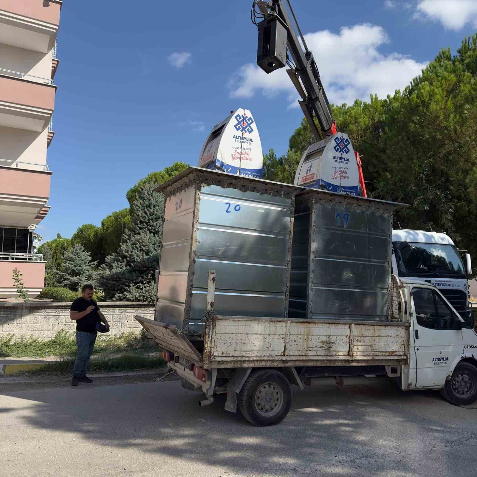 ALTIEYLÜL’DE 40 YER ALTI KONTEYNERİ BAŞTAN AŞAĞI YENİLENDİ