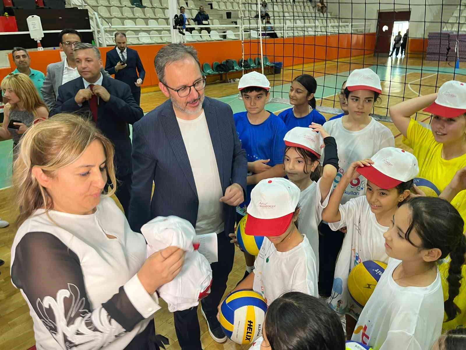 AK PARTİ İZMİR MİLLETVEKİLİ VE ESKİ GENÇLİK VE SPOR BAKANI MEHMET MUHARREM KASAPOĞLU, GAZİEMİR'DEKİ GENÇLİK VE SPOR MERKEZİNDE KURULAN PORTATİF HAVUZU ZİYARET EDEREK İNCELEMELERDE BULUNDU.