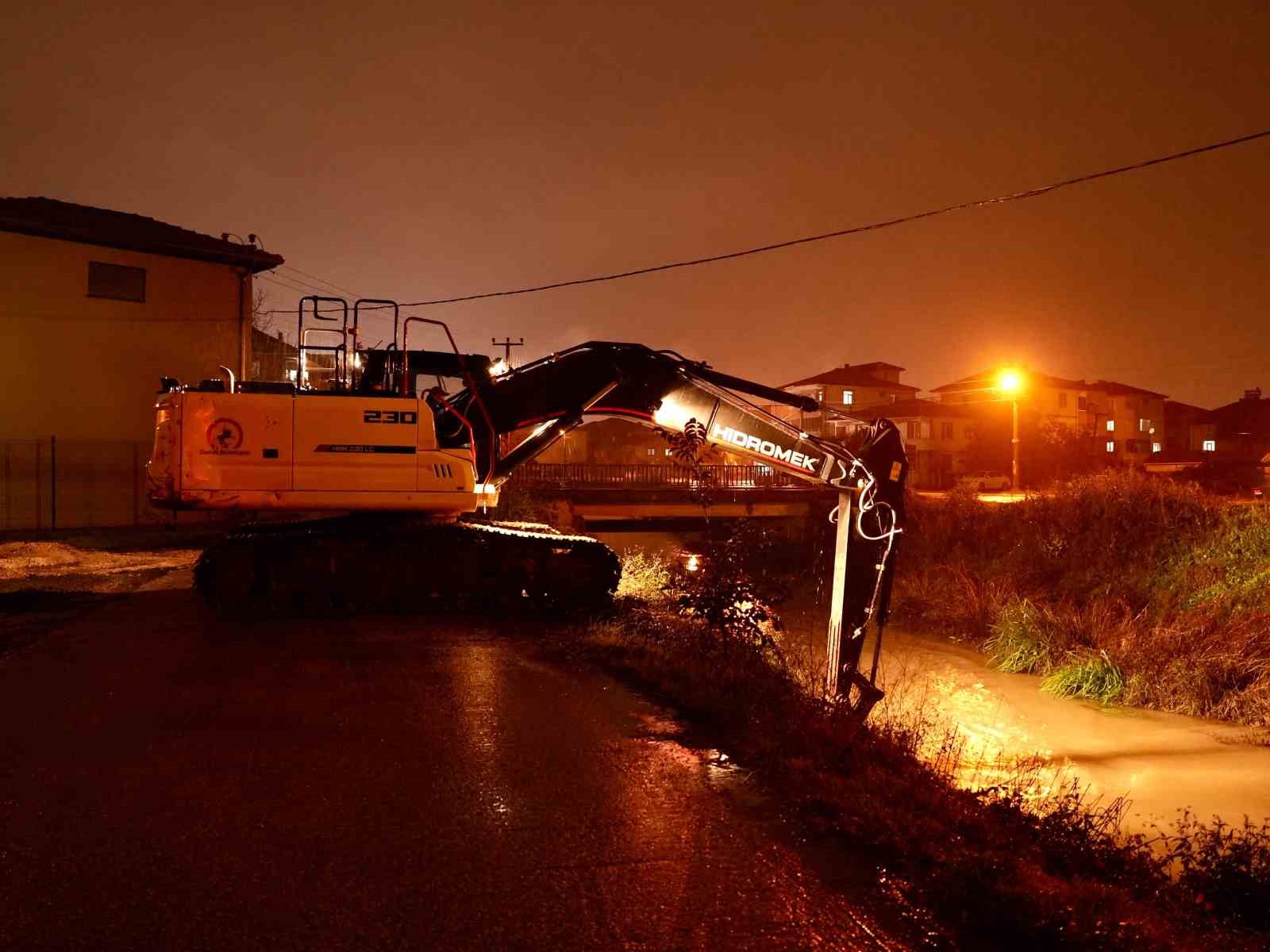 DÜZCE’DE ETKİLİ OLAN AŞIRI YAĞIŞLAR NEDENİYLE BELEDİYE EKİPLERİ 36 SAATTİR ARALIKSIZ ÇALIŞMALARINI SÜRDÜRÜYOR. DÜZCE BELEDİYESİ, 66 ARAÇ VE İŞ MAKİNESİ İLE 140 PERSONELİN SAHADA GÖREV YAPTIĞINI AÇIKLAYARAK VATANDAŞLARI SU BASKINI, ÇATI UÇMASI VE AĞAÇ DEVRİLMESİ RİSKLERİNE KARŞI UYARDI.