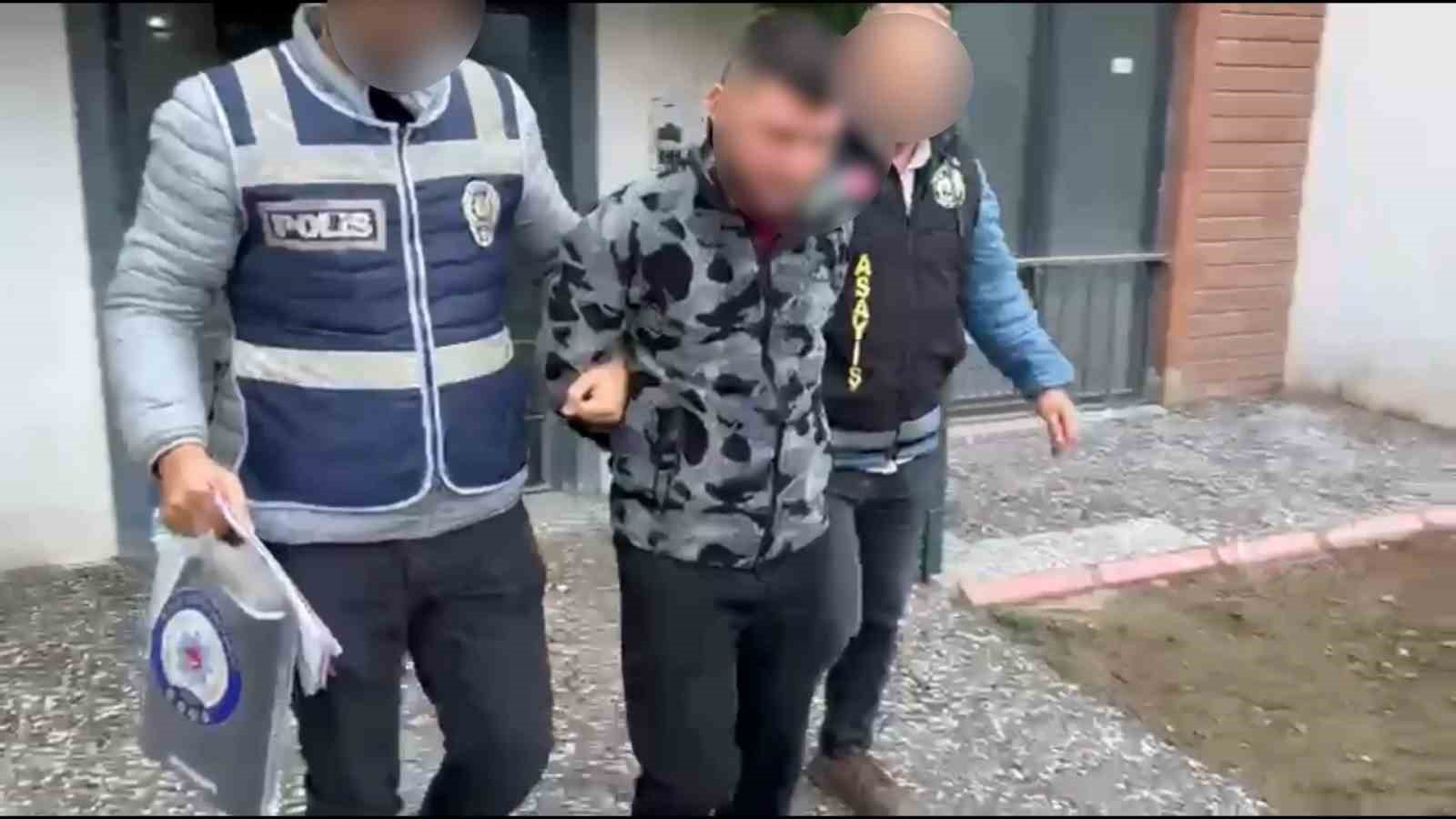 BURSA'DA MASAJ SALONLARI ÜZERİNDEN KADINLARI FUHŞA TEŞVİK EDEREK HAKSIZ KAZANÇ SAĞLADIKLARI VE ELDE EDİLEN GELİRLERİ AKLADIKLARI ÖNE SÜRÜLEN ŞÜPHELİLERE YÖNELİK DÜZENLENEN OPERASYONDA 21 KADIN KURTARILIRKEN, 12 ŞÜPHELİ GÖZALTINA ALINDI. ŞÜPHELİLERE AİT YAKLAŞIK 11 MİLYON LİRALIK MAL VARLIĞINA DA EL KONULDU.