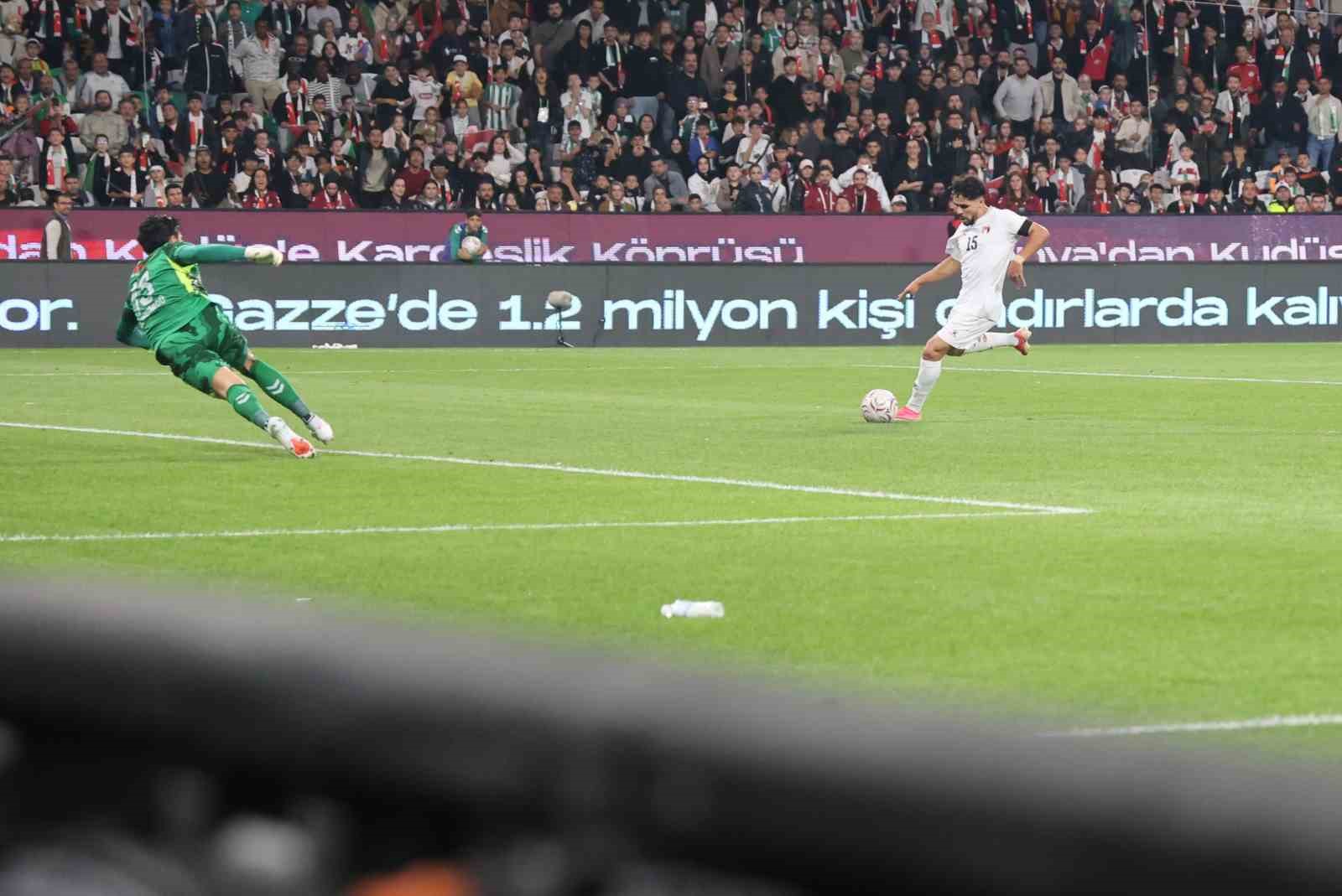 KONYASPOR İLE FİLİSTİN MİLLİ TAKIMI, KONYA'DA OYNANAN DOSTLUK KARŞILAŞMASINDA 2-2 BERABERE KALDI.