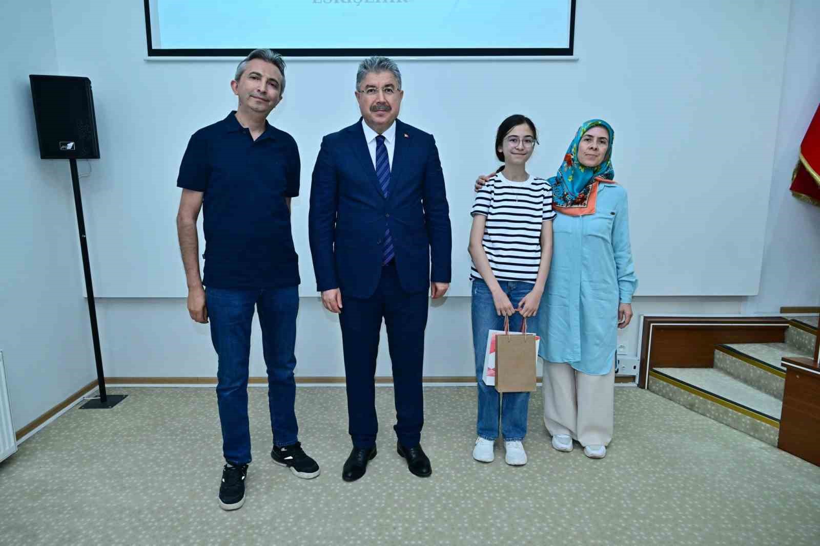 ESKİŞEHİR VALİSİ DR. ERDİNÇ YILMAZ, YÜKSEKÖĞRETİM KURUMLARI SINAVI'NDA (YKS) DERECEYE GİREN VE LİSELERE GEÇİŞ SİSTEMİ (LGS) SINAVINDA TAM PUAN ALAN ÖĞRENCİLER İLE AİLELERİNİ YUNUS EMRE TOPLANTI SALONU’NDA KABUL ETTİ.