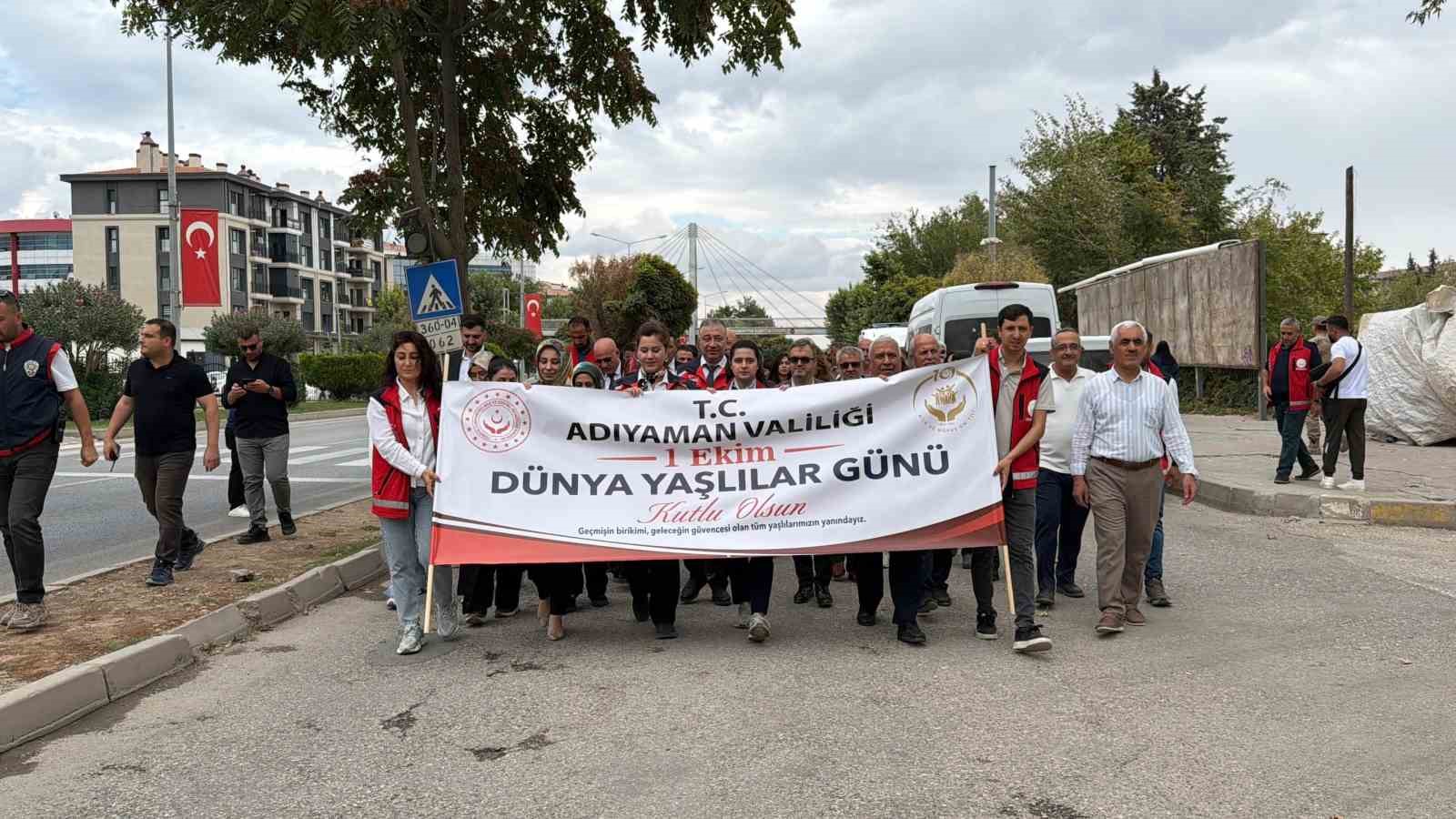 1 EKİM DÜNYA YAŞLILAR GÜNÜ DOLAYISIYLA 81 İLDE EŞ ZAMANLI GERÇEKLEŞTİRİLEN ETKİNLİKLER KAPSAMINDA ADIYAMAN’DA DA FARKINDALIK YÜRÜYÜŞÜ DÜZENLENDİ.