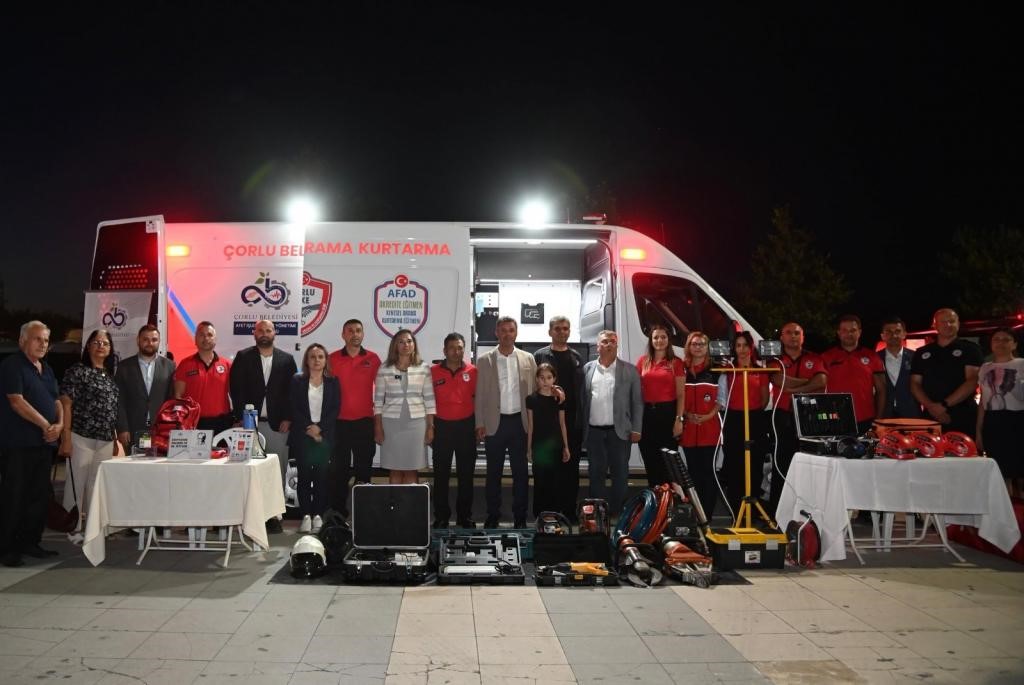 TEKİRDAĞ BÜYÜKŞEHİR BELEDİYESİ TARAFINDAN 17 AĞUSTOS MARMARA DEPREMİ’NİN 27. YIL DÖNÜMÜ DOLAYISIYLA ÇORLU CUMHURİYET PARKI’NDA ANMA PROGRAMI DÜZENLENDİ.