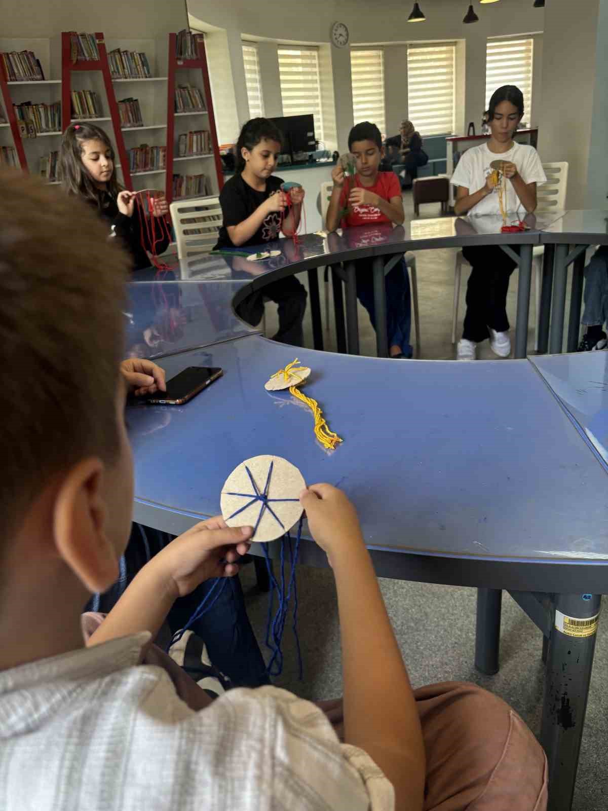 AYDIN İL HALK KÜTÜPHANESİ TARAFINDAN DÜZENLENEN KİTAP ETKİNLİKLERİ KAPSAMINDA ÇOCUKLAR, AYDIN ÇOCUK VE GENÇLİK KÜTÜPHANESİ’NDE BİR ARAYA GELDİ. ETKİLEŞİMLİ KİTAP OKUMA ETKİNLİĞİNE KATILAN ÇOCUKLAR, ARDINDAN ARKADAŞLIK BİLEKLİKLERİ TASARLAYARAK HEM EĞLENDİ HEM DE BİRLİKTE ÜRETMENİN KEYFİNİ YAŞADI.