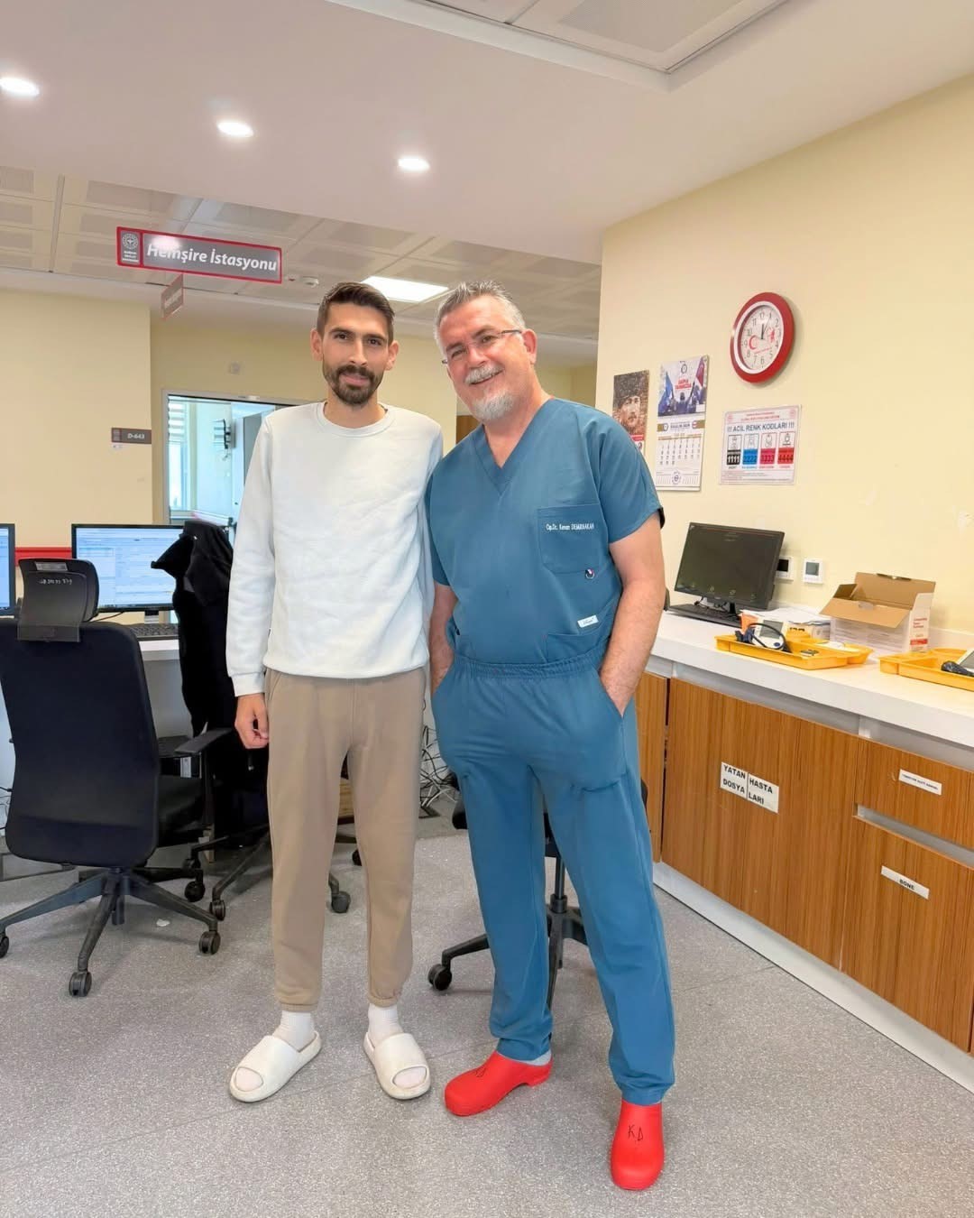 ANTALYA VE ISPARTA’DA FARKLI SAĞLIK KURULUŞLARINA BAŞVURAN 30 YAŞINDAKİ VELİ KAPAN’IN KARIN BÖLGESİNDE TESPİT EDİLEN YAKLAŞIK 13 SANTİMETRELİK KİTLE, BURDUR DEVLET HASTANESİ’NDE GERÇEKLEŞTİRİLEN 6 SAATLİK OPERASYONLA TAMAMEN ÇIKARILDI. ÇEVRE DOKULARLA YAKIN İLİŞKİLİ OLAN KİTLENİN ÇIKARILMASININ ARDINDAN HASTA SAĞLIĞINA KAVUŞARAK TABURCU EDİLDİ.