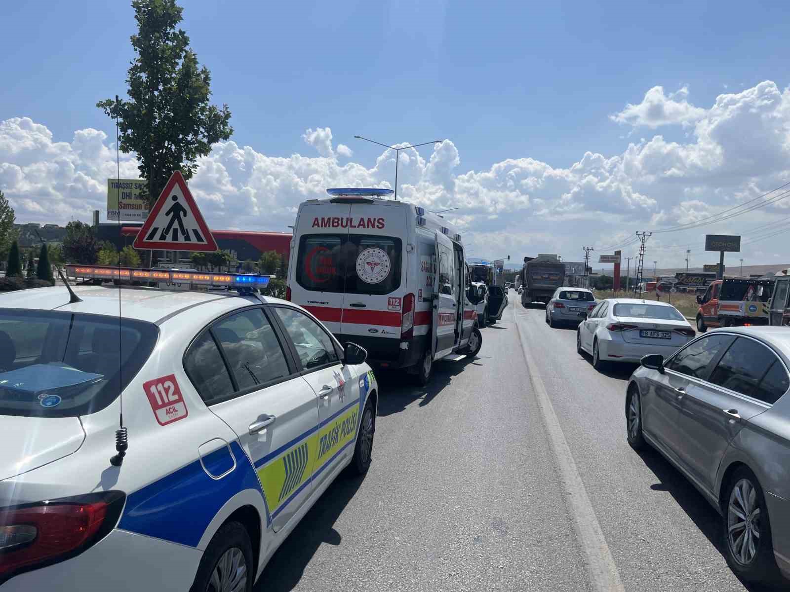 ÇORUM’DA CİPİN OTOMOBİLE ARKADAN ÇARPMASI NETİCESİNDE MEYDANA GELEN KAZADA 5 KİŞİ YARALANDI.