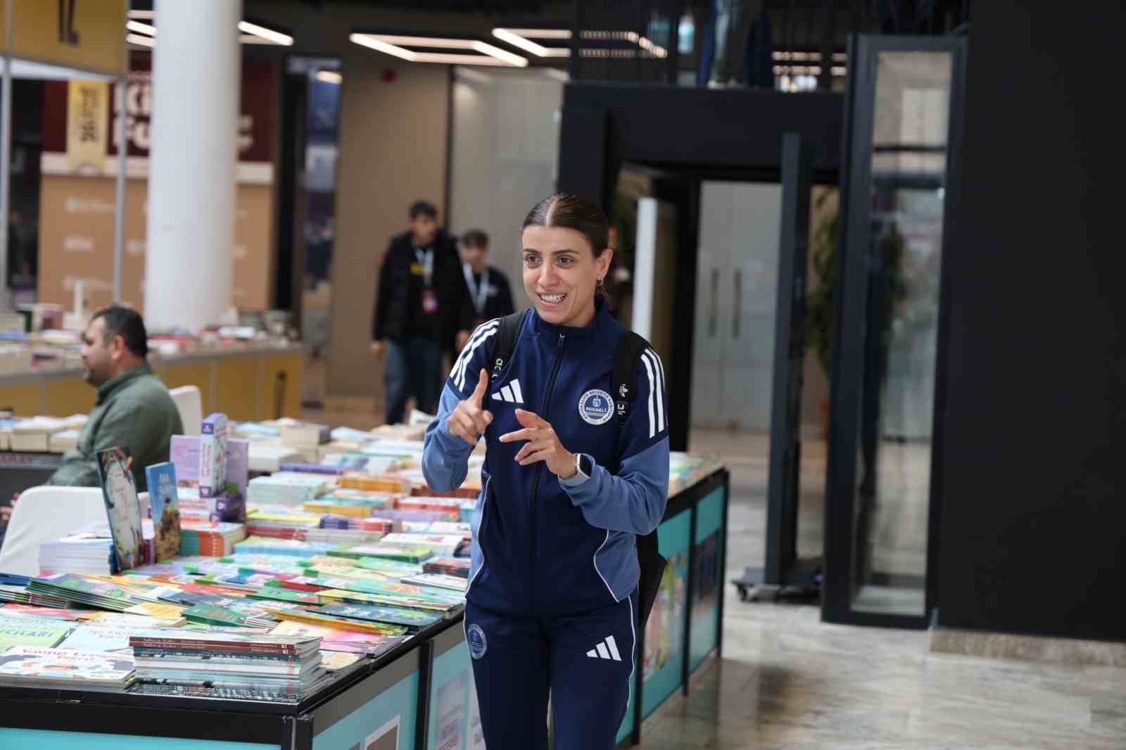 ULUSLARARASI 16. KOCAELİ KİTAP FUARI'NI ZİYARET EDEN İŞİTME ENGELLİ KAĞITSPOR KARATE SPORCUSU İREM TOPALOĞLU, İŞARET DİLİ ÇEVİRİSİYLE DÜZENLENEN SÖYLEŞİLERE KATILARAK KİTAP VE KÜLTÜR ETKİNLİKLERİNİ TAKİP ETTİ.