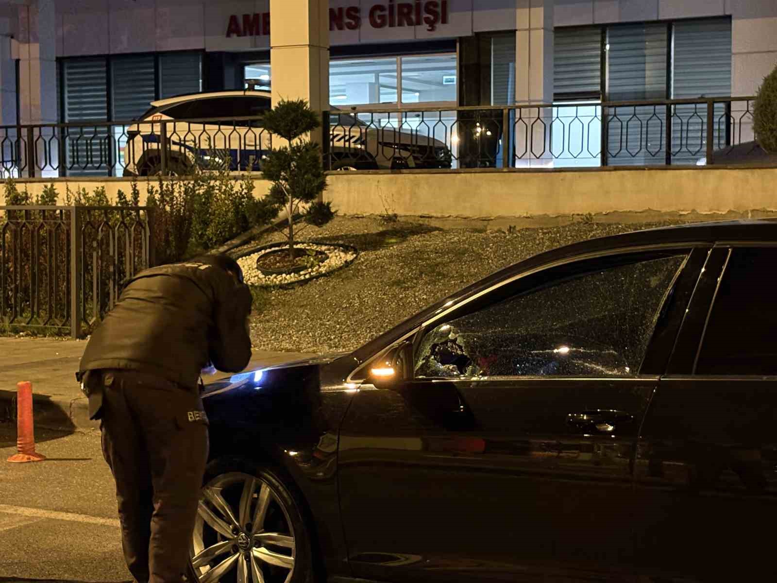 KAYSERİ’NİN MELİKGAZİ İLÇESİNDE İKİ KİŞİ ARASINDA ÇIKAN KAVGADA 1 KİŞİ BIÇAKLANARAK, YARALANDI. BIÇAKLANAN ŞAHSIN OTOMOBİLİ DE KAVGADA ZARAR GÖRÜRKEN, EKİPLER ŞÜPHELİYİ YAKALAMAK İÇİN ÇALIŞMA BAŞLATTI.