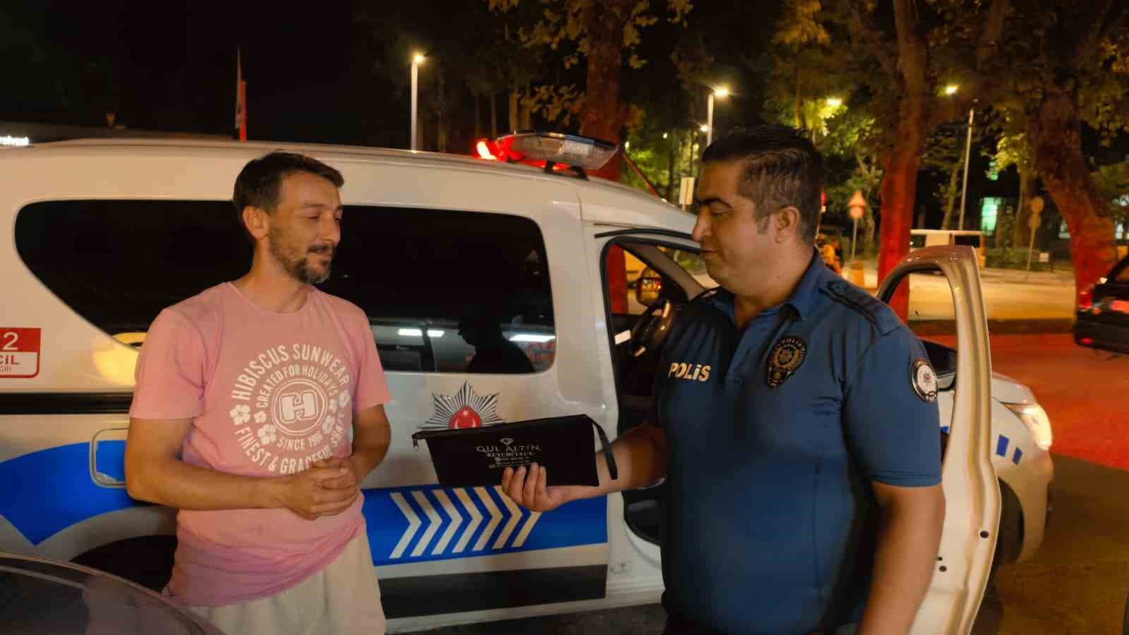 BURSA’NIN İNEGÖL İLÇESİNDE DUYARLI VATANDAŞ YASİN AKDUMAN, ARAÇ KAPUTUNUN ÜZERİNDE BULDUĞU VE İÇERİSİNDE YAKLAŞIK 30 BİN TL BULUNAN ÇANTAYI SAHİBİNE ULAŞTIRILMASI İÇİN POLİSE TESLİM ETTİ.
