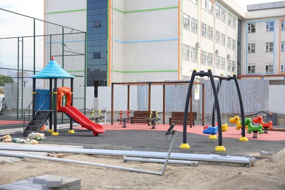 İNCİRLİOVA’DA MİLLİ EĞİTİM BAKANLIĞI VE DÜNYA BANKASI TARAFINDAN YAPIMI SÜRDÜRÜLEN OKULLAR KAMPÜSÜ’NDE İNCELEME YAPAN BELEDİYE BAŞKANI AYTEKİN KAYA, OKULLARIN İHTİYAÇLARININ BELİRLENMESİNİN ARDINDAN YAĞMUR SUYU HATTI, YOL VE ÇEVRE DÜZENLEMESİ ÇALIŞMALARININ BAŞLATILMASI İÇİN SÜRECİ BAŞLATTIKLARINI AÇIKLADI.