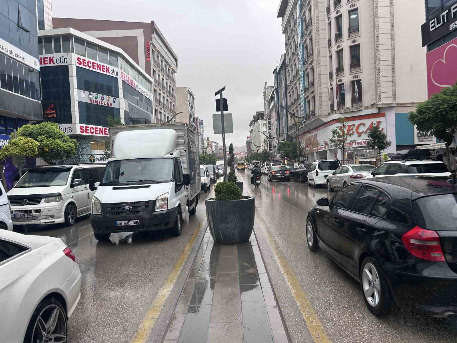 VAN’DA ANİDEN BASTIRAN SAĞANAK YAĞIŞ, KENTTE KISA SÜRELİĞİNE HAYATI OLUMSUZ ETKİLEDİ.