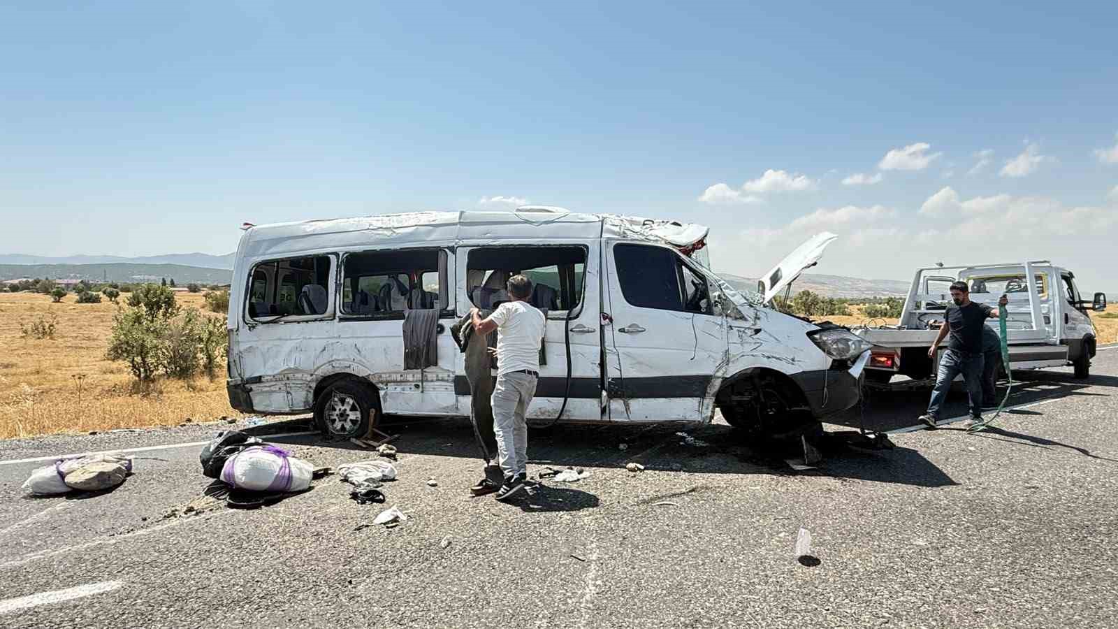 DİYARBAKIR'IN LİCE İLÇESİNDE ŞARAMPOLE DEVRİLMESİ SONUCU 5'İ KARDEŞ, 2 YEĞENİN HAYATINI KAYBETTİĞİ KAZADA MİNİBÜSÜN SÜRÜCÜSÜ TUTUKLANDI.