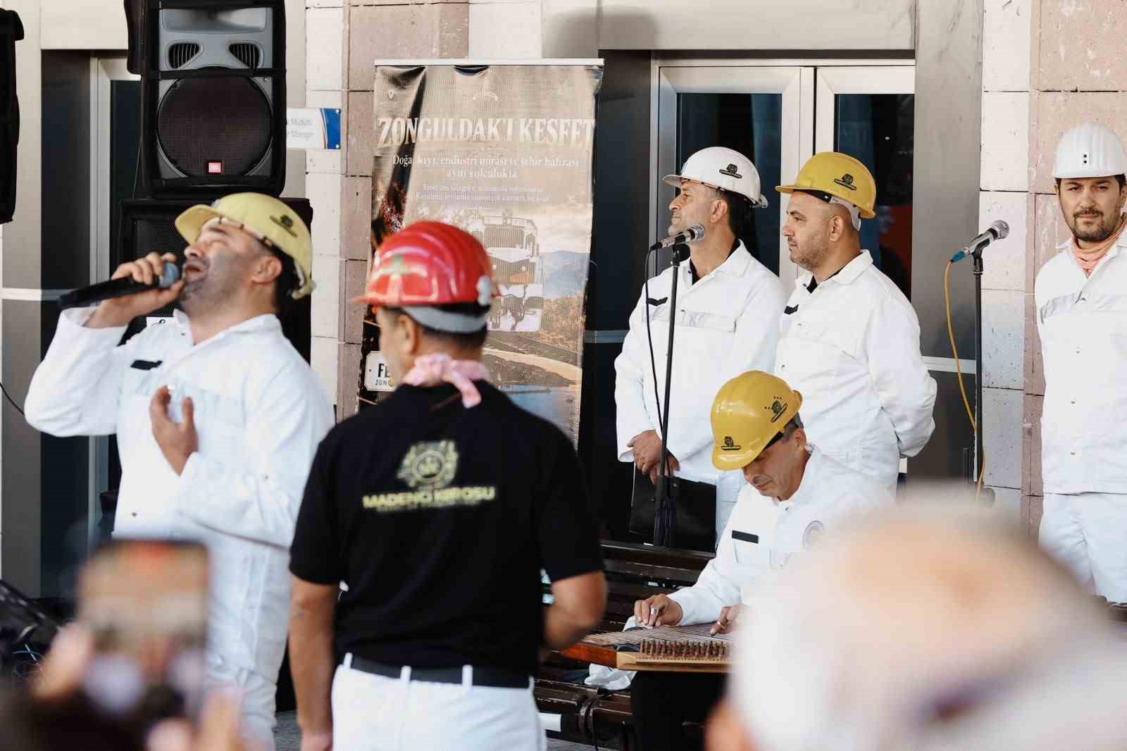 YOLCULARI GARDA MADENCİ KOROSU KARŞILADI. YER ALTI MADEN İŞÇİLERİNDEN OLUŞAN GRUP, SESLENDİRDİĞİ ESERLERLE ZİYARETÇİLERİ ZAMAN ZAMAN HÜZÜNLENDİRİRKEN, ZAMAN ZAMAN DA NEŞELENDİRDİ.