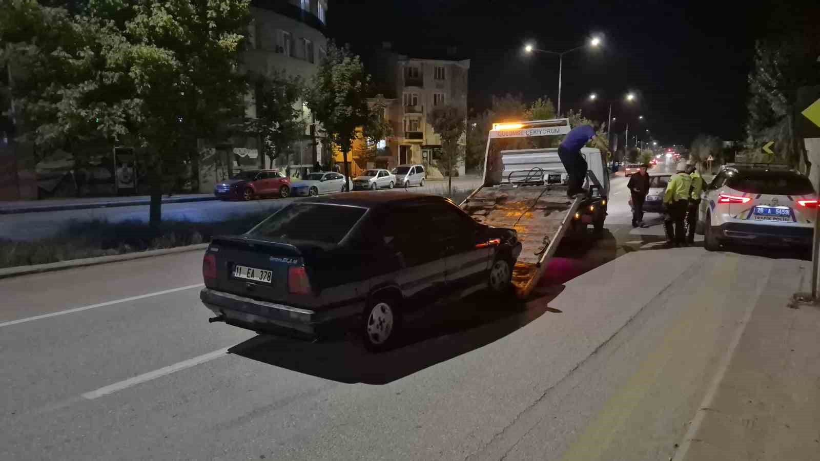 POLİS EKİPLERİNCE DURDURULAN 11 EA 378 PLAKALI OTOMOBİLİN SÜRÜCÜSÜ, KONTROL EDİLECEĞİ ESNADA ARACINI TERK EDEREK BÖLGEDEN KAÇTI. NEDEN KAÇTIĞI BİLİNMEYEN SÜRÜCÜNÜN YAKALANMASINA YÖNELİK ÇALIŞMA BAŞLATILDI. TERK EDİLEN ARAÇ ÇEKİCİ VASITASIYLA CADDEDEN KALDIRILDI.