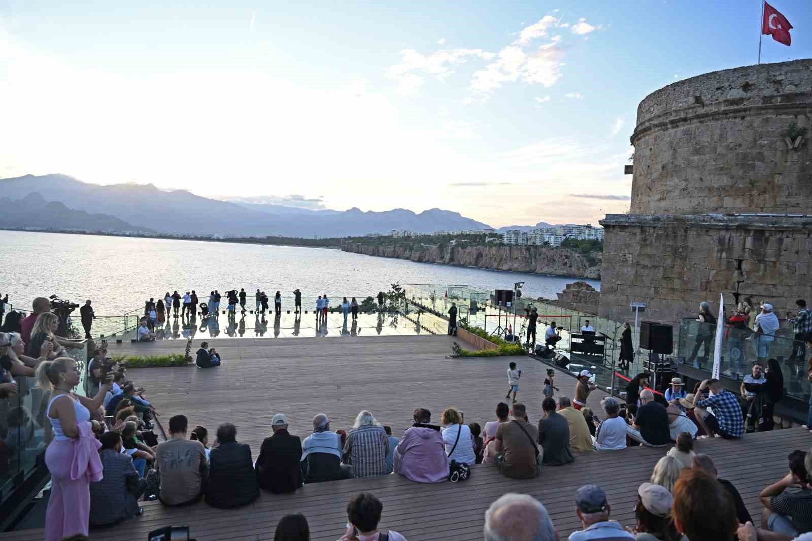 ANTALYA BÜYÜKŞEHİR BELEDİYESİ İSMAİL BAHA SÜRELSAN KONSERVATUVARI TARAFINDAN DÜZENLENEN GÜN BATIMI KONSERLERİ, TARİHİ HIDIRLIK KULESİ’NDE MÜZİKSEVERLERİ AĞIRLAMAYA DEVAM EDİYOR.