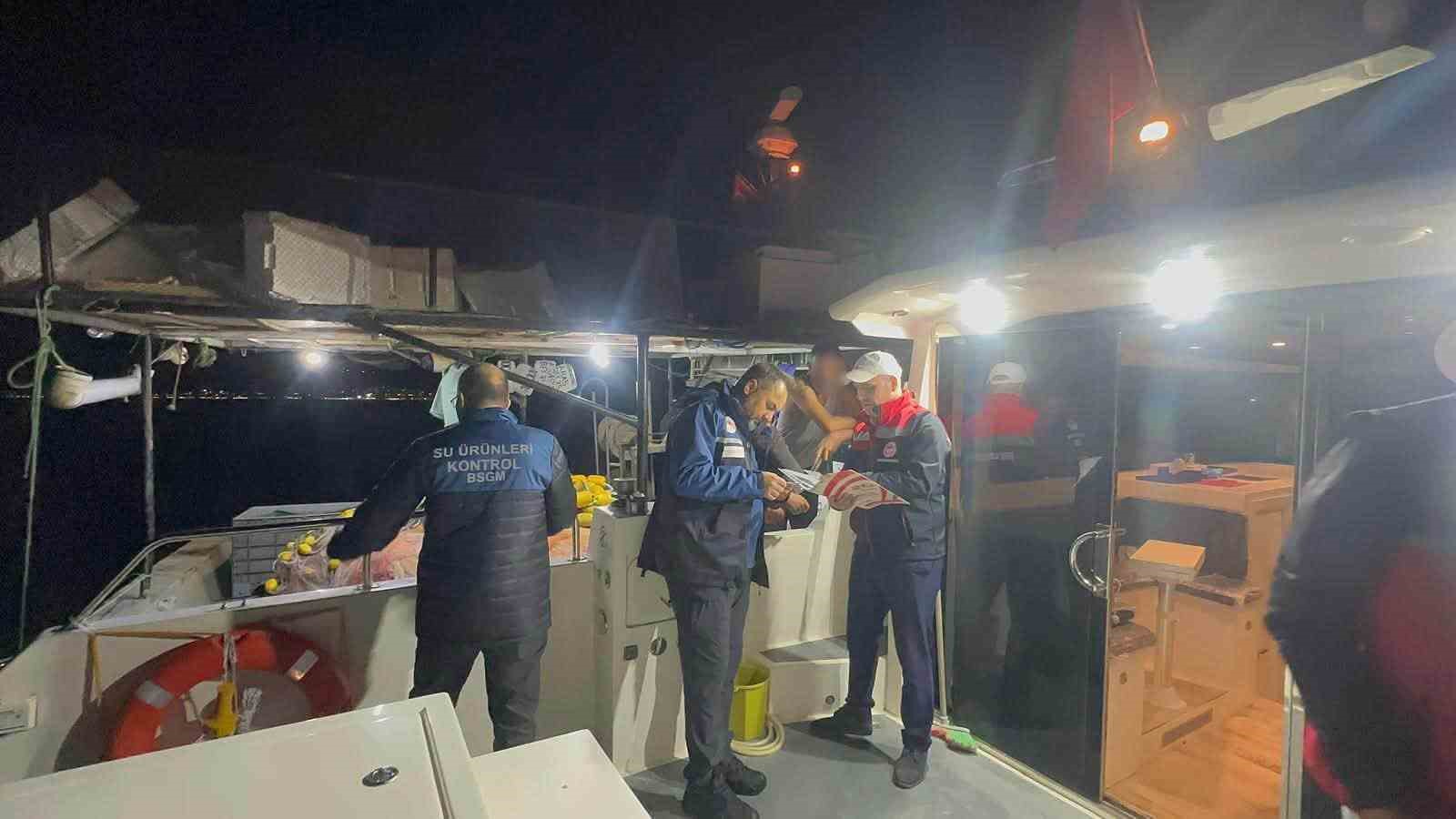 BALIKESİR İL TARIM VE ORMAN MÜDÜRLÜĞÜ EKİPLERİ, SU ÜRÜNLERİ KAYNAKLARININ KORUNMASI VE SÜRDÜRÜLEBİLİR BALIKÇILIĞIN SAĞLANMASI AMACIYLA GECE SAATLERİNDE BALIKÇI TEKNELERİNE YÖNELİK DENETİM GERÇEKLEŞTİRDİ.