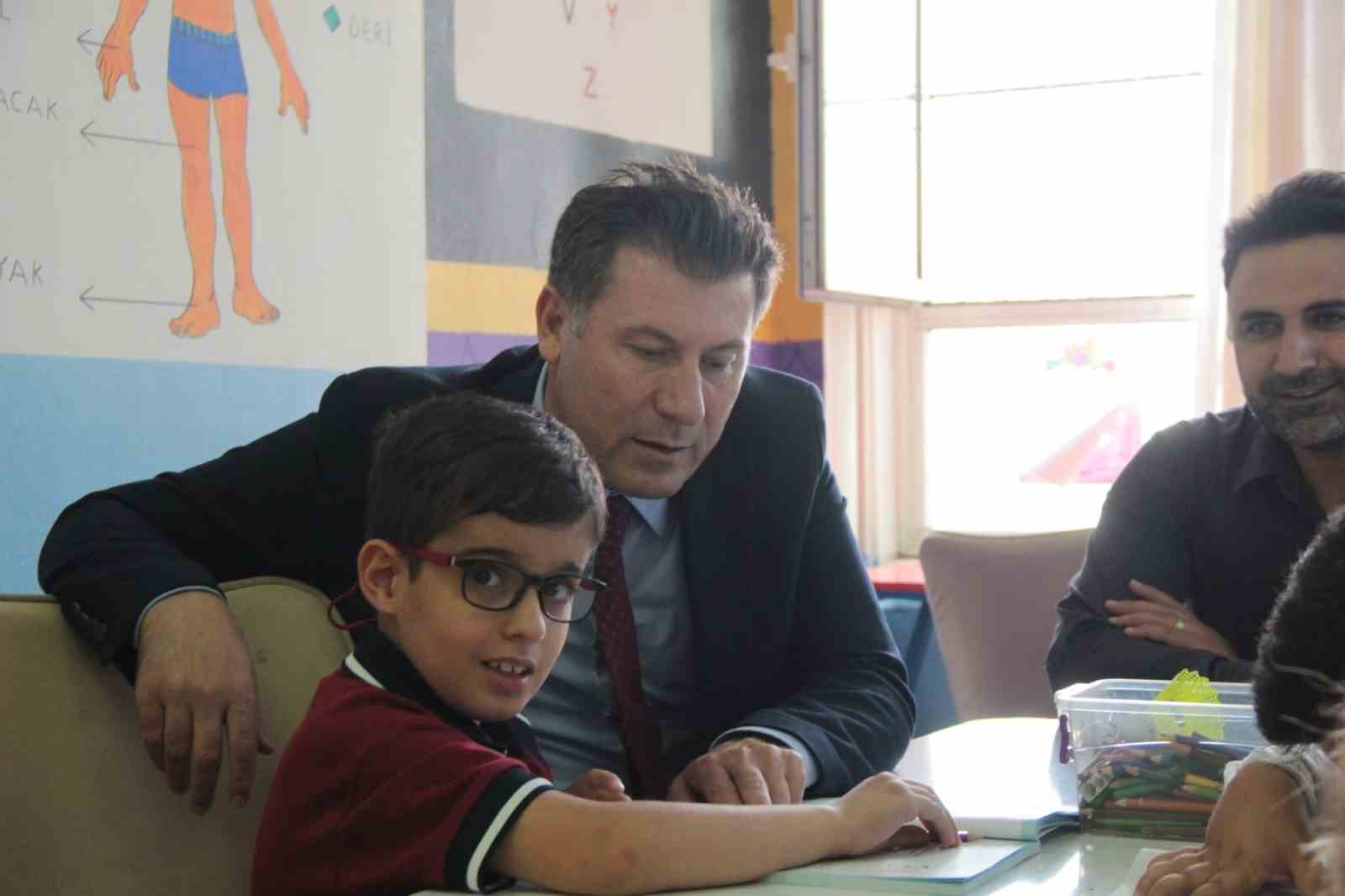 CİZRE İLÇE MİLLİ EĞİTİM MÜDÜRÜ ŞAHAN İKE, METİN BOSTANCIOĞLU İLKOKULU VE MENDERES ORTAOKULUNU ZİYARET EDEREK ÖĞRENCİLERLE AYNI SIRAYI PAYLAŞTI, ÖĞRETMENLERİN MESLEKİ ADANMIŞLIĞI ÜZERİNE DEĞERLENDİRMELERDE BULUNDU.