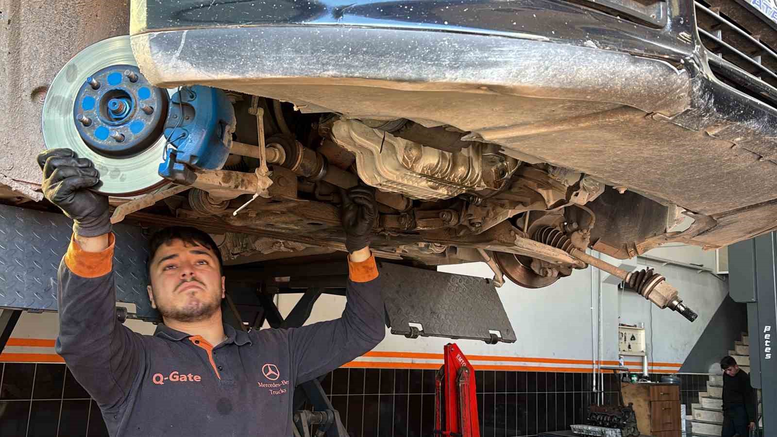 KIŞ MEVSİMİNİN GELMESİYLE BİRLİKTE DÜŞEN HAVA SICAKLIKLARI ARAÇLARDA KIŞLIK BAKIMIN DA SİNYALLERİNİ VERİYOR. SOĞUKLARA KARŞI ANTİFRİZİN BÜYÜK ÖNEM ARZ ETTİĞİ KIŞLIK BAKIMLARINDA USTALAR ARAÇ SAHİPLERİNİ UYARDI.