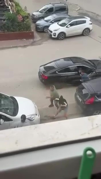 ADANA’DA BİR KİŞİ SOKAK ORTASINDA TARTIŞTIĞI KADINI DÖVDÜ. O ANLAR SANİYE SANİYE GÖRÜNTÜLENİRKEN KADININ ÇOCUĞU, ANNESİNİ DÖVEN KİŞİYE MÜDAHALE ETTİ.