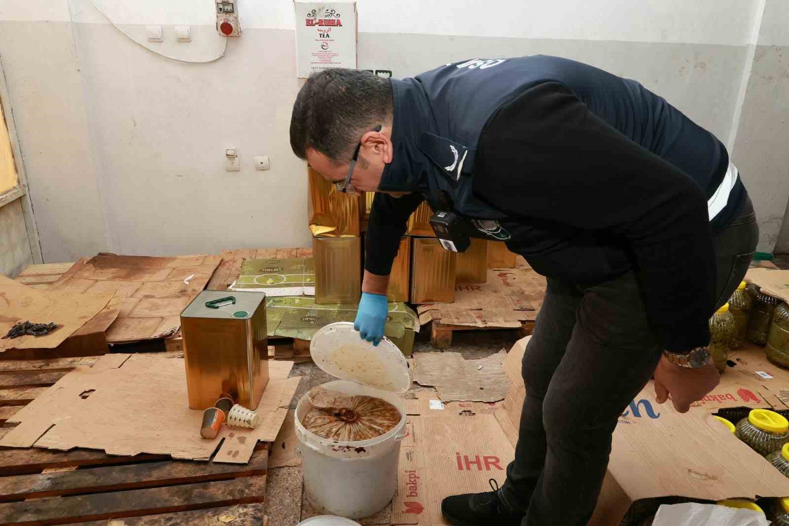 OSMANGAZİ BELEDİYESİ, HALK SAĞLIĞINI TEHDİT EDENLERE KARŞI DENETİMLERİNİ 7 GÜN 24 SAAT SÜRDÜRÜYOR. OSMANGAZİ BELEDİYESİ ZABITA MÜDÜRLÜĞÜ EKİPLERİNİN GERÇEKLEŞTİRDİĞİ DENETİMDE, RUHSATSIZ BİR DEPODA SAĞLIKSIZ KOŞULLARDA MUHAFAZA EDİLEN VE KÜFLENDİĞİ TESPİT EDİLEN YAKLAŞIK 6 BİN 500 KİLOGRAM GIDA ÜRÜNÜ ELE GEÇİRİLEREK İMHA EDİLDİ.
