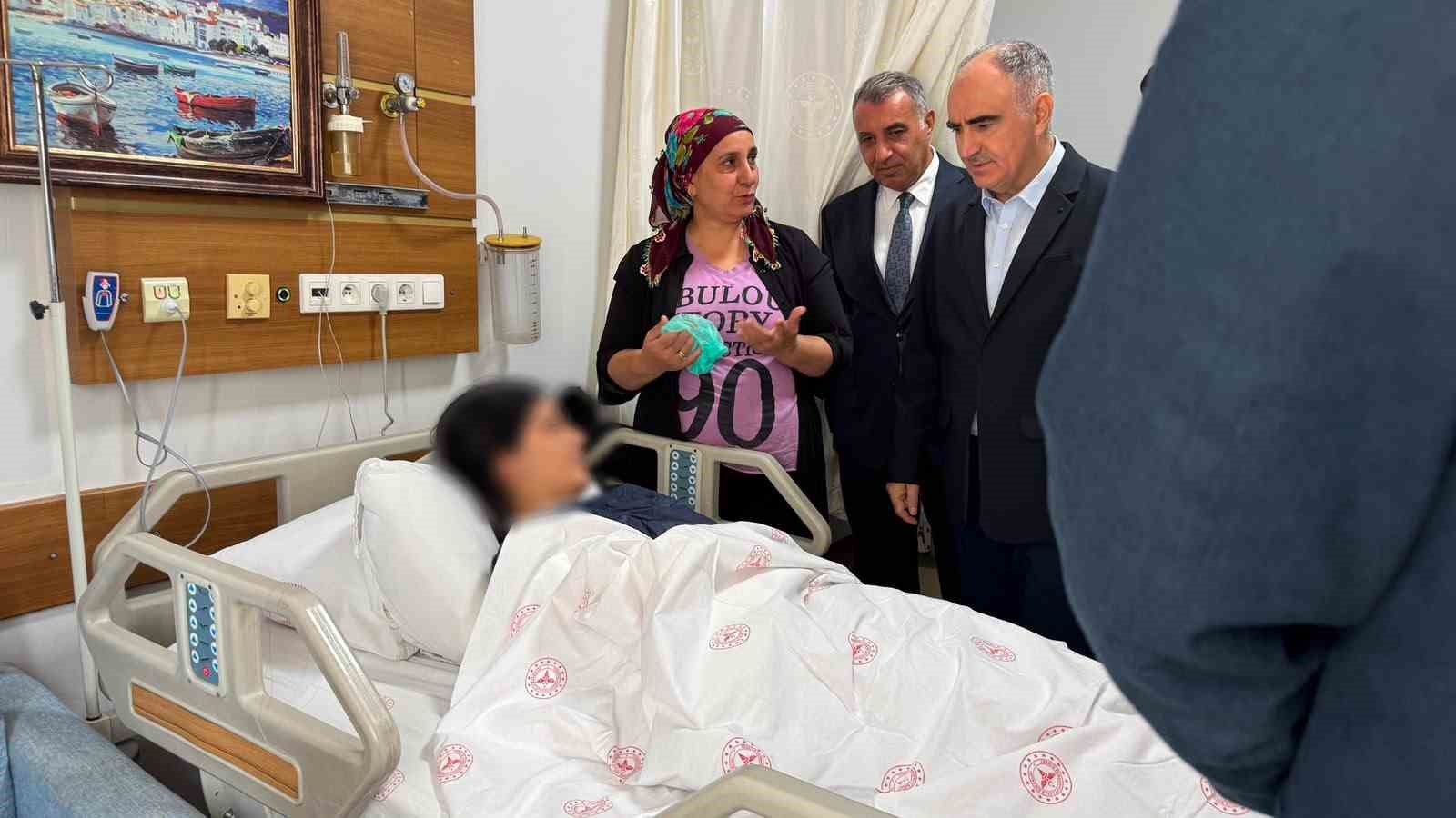 TURGUTLU’DA OKUL ÖNÜNDE MEYDANA GELEN SİLAHLI SALDIRININ ARDINDAN MANİSA VALİSİ VAHDETTİN ÖZKAN OLAYIN HEMEN SONRASINDA BÖLGEYE GİDEREK ÇALIŞMALARI YERİNDE TAKİP ETTİ.
