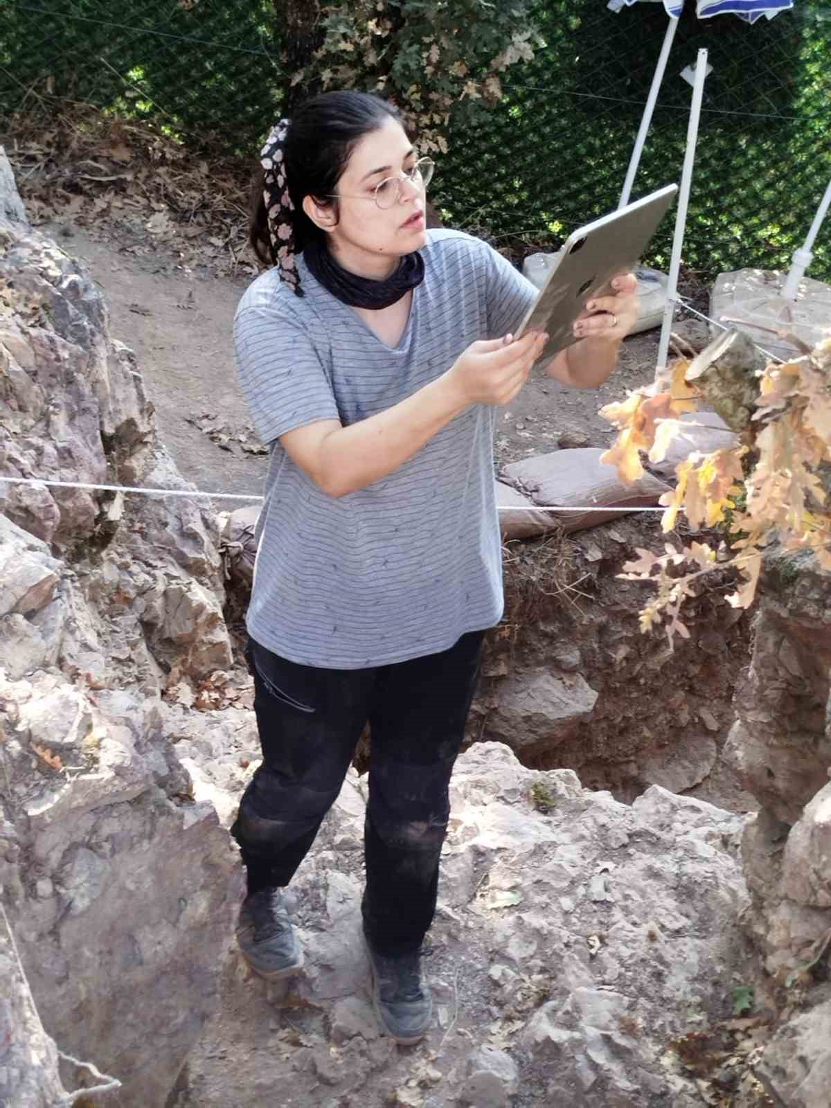 ÇANAKKALE'NİN ÇAN İLÇESİNE BAĞLI BAHADIRLI KÖYÜ SINIRLARI İÇERİSİNDE 2017 YILINDAN BU YANA DEVAM EDEN İNKAYA MAĞARASI KAZI ÇALIŞMALARINDA BU YIL GEÇMİŞ YILLARDA TARİHLENDİRME YAPILAN 86 BİN YILLIK HAYAT İZLERİ BULUNAN BÖLGEDE E-DNA UYGULAMASI YAPILACAK.