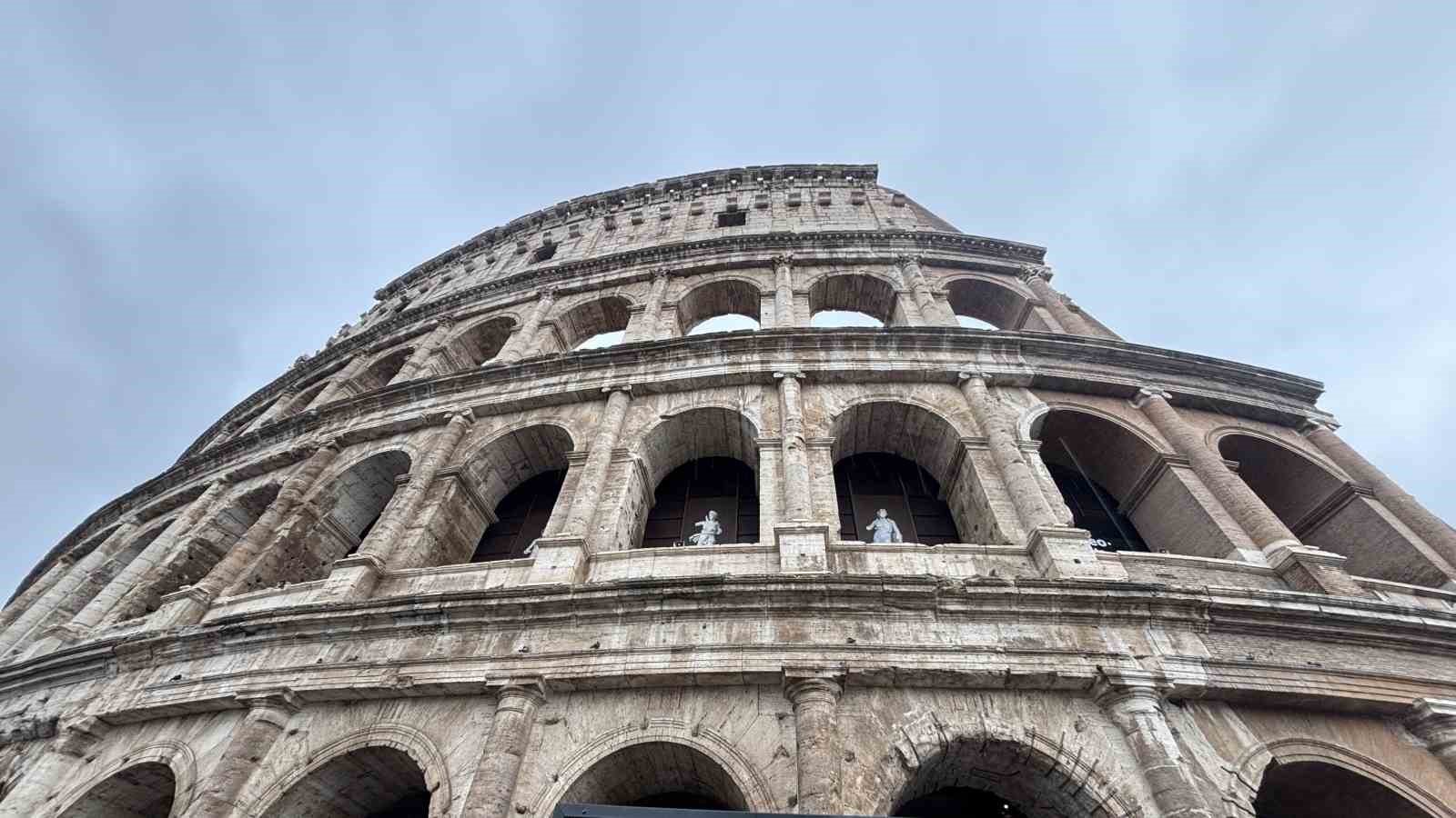 TROYA SAVAŞLARI'NIN YAŞANDIĞI TROYA ÖREN YERİ'NDEN ÇIKAN ESERLER, ROMA'NIN DÜNYACA ÜNLÜ SİMGE YAPISI OLAN KOLEZYUM'DAKİ 'TROİA VE ROMA: ANTİK AKDENİZ'İN MİTLERİ, EFSANELERİ VE HİKAYELERİ' SERGİSİNDE SERGİLENDİ.