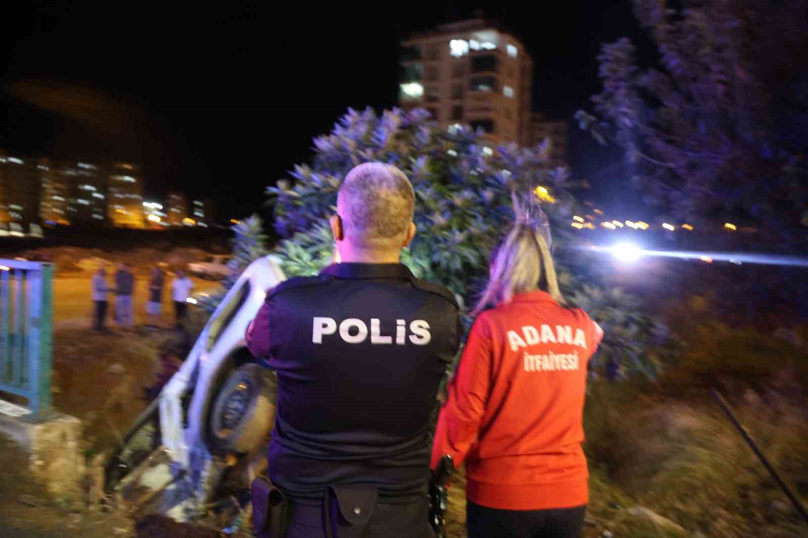 ADANA’NIN KOZAN İLÇESİNDE YAĞIŞ NEDENİYLE KAYGANLAŞAN YOLDA SÜRÜCÜSÜNÜN KONTROLÜNDEN ÇIKAN OTOMOBİL, DEVLET SU İŞLERİ’NE AİT SULAMA KANALINA DÜŞTÜ. KAZADA 2 KİŞİ YARALANDI. KAZAYI KARŞI ŞERİTTEN GÖREN BAŞKA BİR OTOMOBİL SÜRÜCÜSÜ DE PANİKLE REFÜJE ÇARPTI.