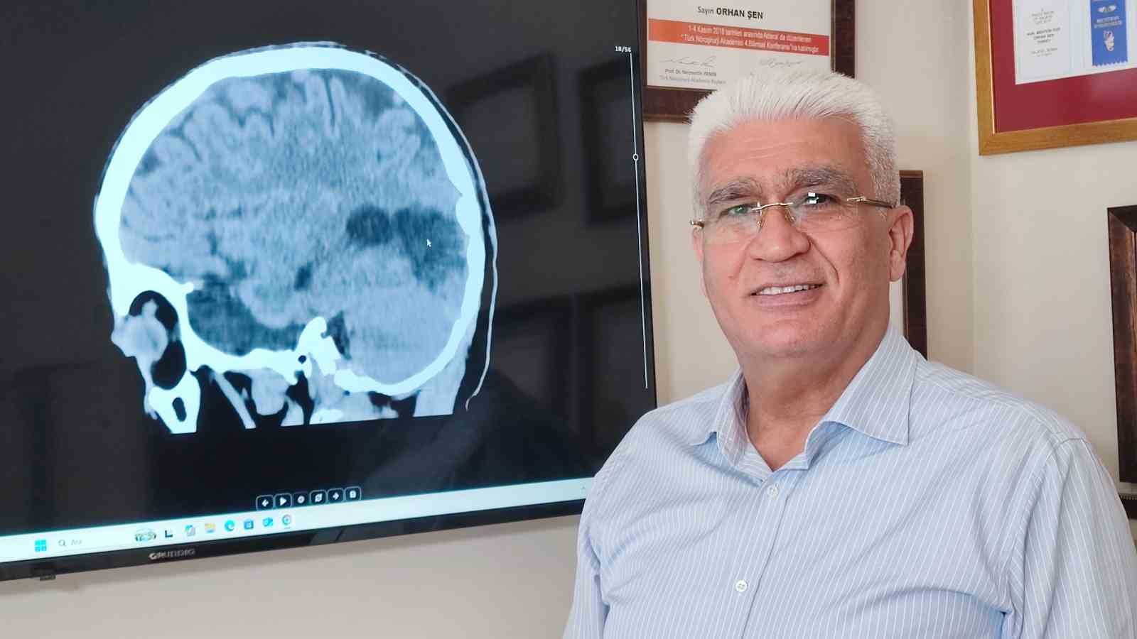 BEYİN, SİNİR VE OMURİLİK CERRAHİSİ PROF. DR. ORHAN ŞEN, İNME VAKALARINDAKİ ARTIŞTA PANDEMİ SONRASI DEĞİŞEN YAŞAM TARZININ DA SORGULANMASI GEREKTİĞİNİ BELİRTEREK, DÜZENLİ UYKU VE EGZERSİZİN ÖNEMİNE DİKKAT ÇEKTİ.