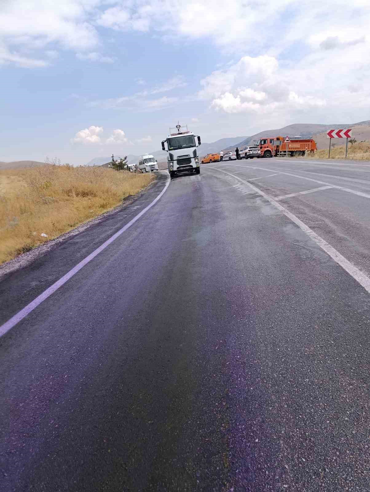 AFYONKARAHİSAR’IN DİNAR-ÇAY KARAYOLUNDA YOLA DÖKÜLEN KİMYASAL MADDE, YAĞMURUN DA ETKİSİYLE İLGİNÇ GÖRÜNTÜLERE SAHNE OLDU. MOR RENGE BOYANAN YOLU KULLANAN ARAÇLARIN RENKLERİ MOR RENGE BÜRÜNÜRKEN, DURUMU FARK EDEN SÜRÜCÜLER SOLUĞU OTO YIKAMACILARDA ALDI.