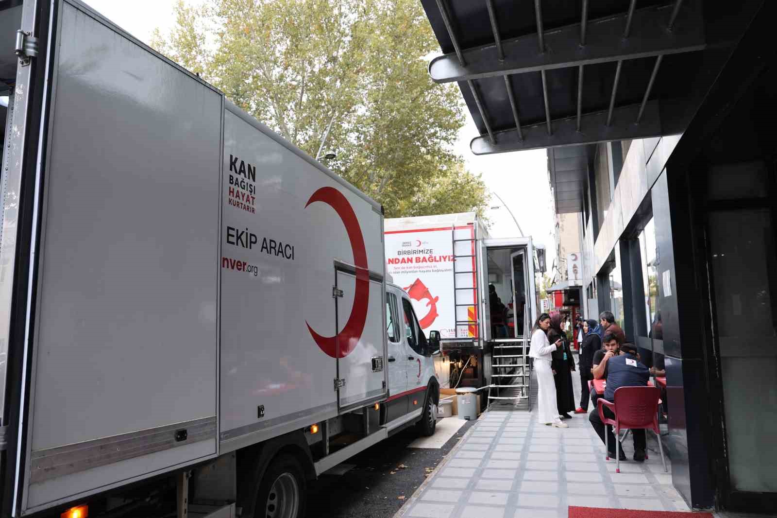 ELAZIĞ MEDİLİNES HASTANESİ VE TÜRK KIZILAYI İŞ BİRLİĞİYLE KIZILAY HAFTASI KAPSAMINDA DÜZENLENEN ETKİNLİKTE, HASTANE PERSONELİ VE GÖNÜLLÜ VATANDAŞLAR ACİL TIBBİ İHTİYAÇLAR İLE STOK SÜREKLİLİĞİNE DESTEK OLMAK AMACIYLA KAN BAĞIŞINDA BULUNDU
